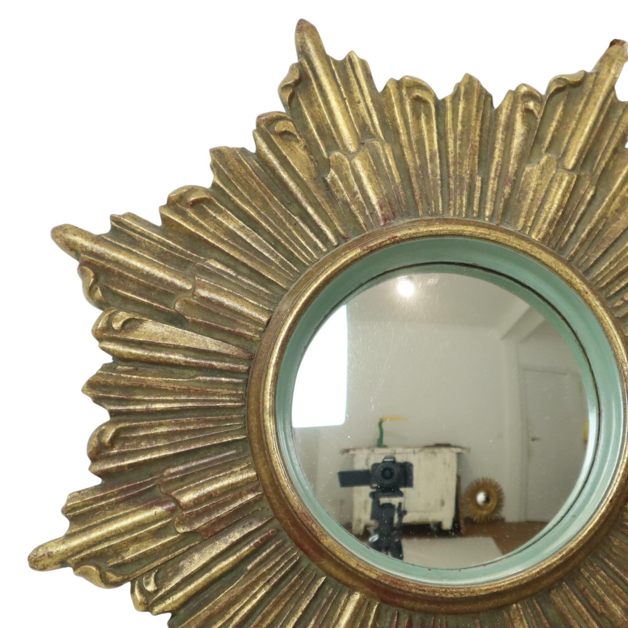 Bellissimo specchio da sole vintage, specchio a raggiera in resina placcata oro o in resina, con specchio convesso, notevole l'anello blu intorno allo specchio, oggetto di design di alta qualità di Deknudt, Belgio, anni '60.

La casa belga Deknudt,