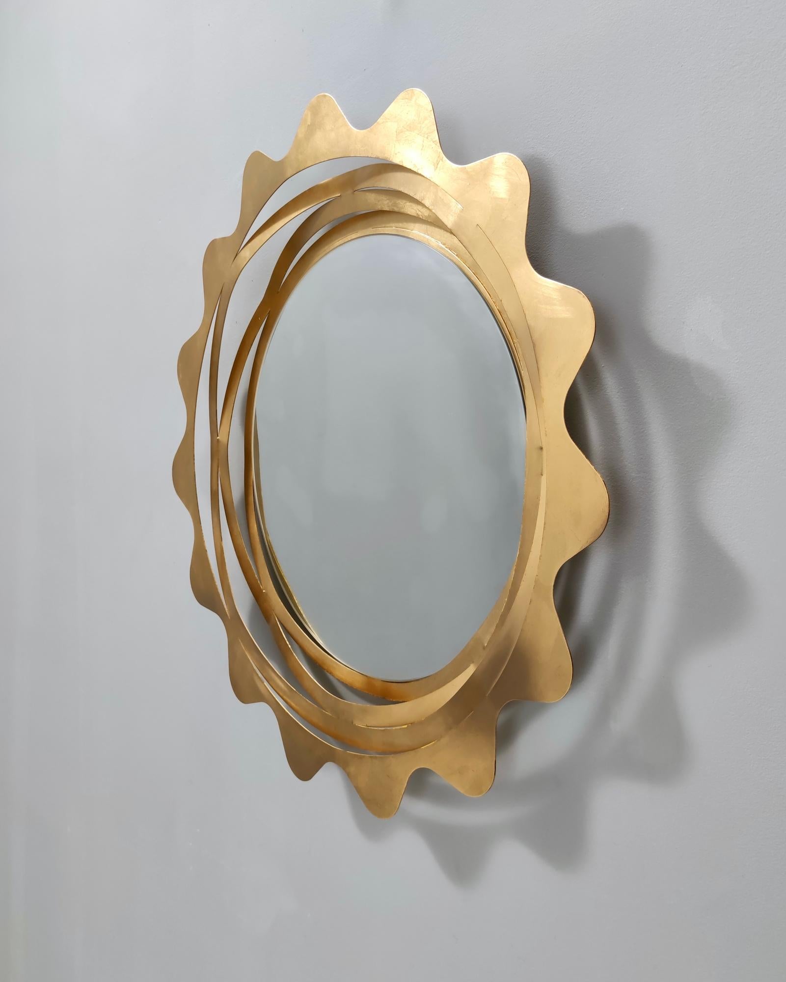 Vintage Sun Shaped Gold Varnished Iron Wall Mirror, Italy 1980s In Good Condition In Bresso, Lombardy