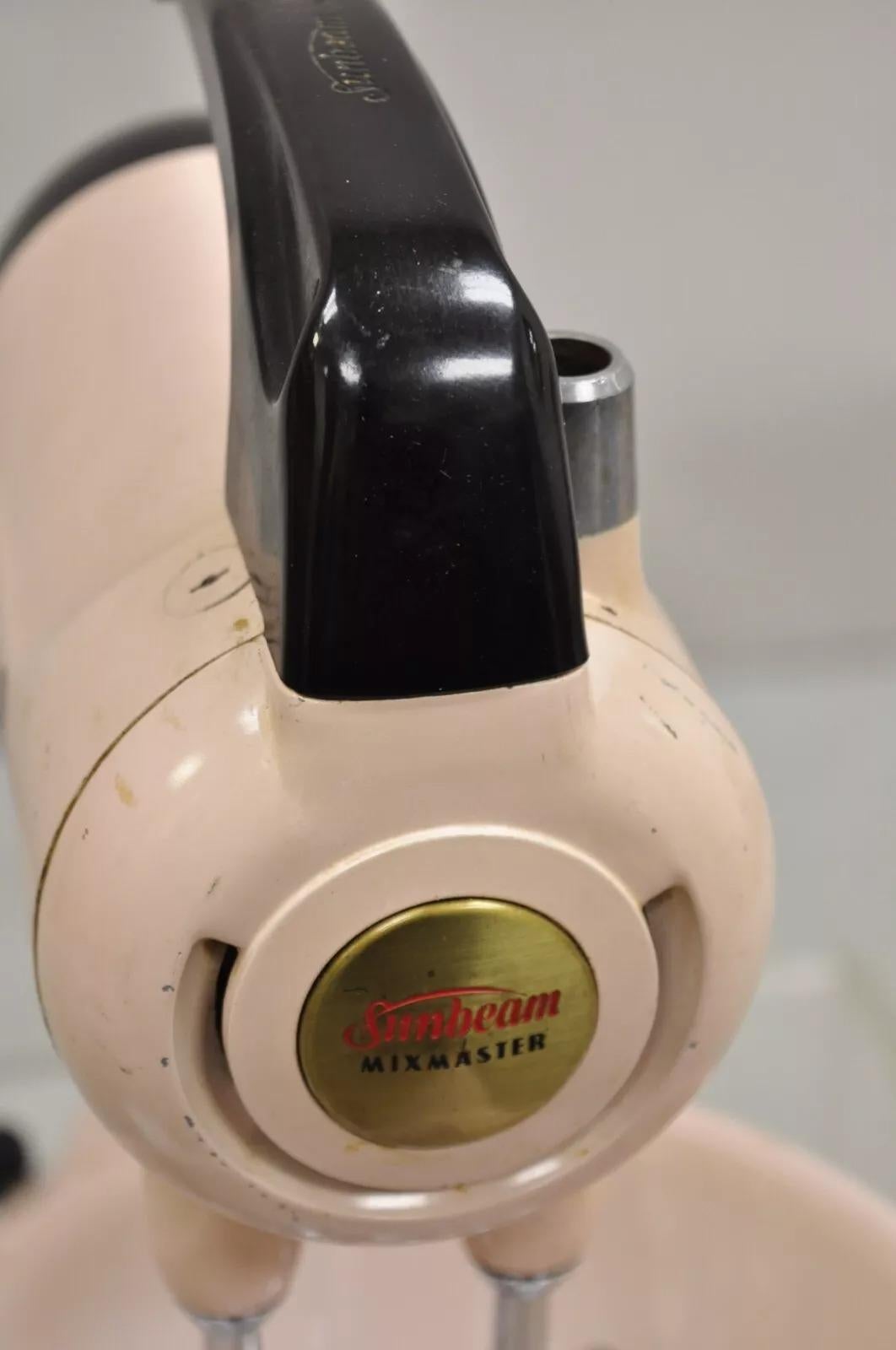 Vintage Sunbeam Mixmaster Pink 10 Speed Electric Mixer With Glass Bowl In Good Condition In Philadelphia, PA