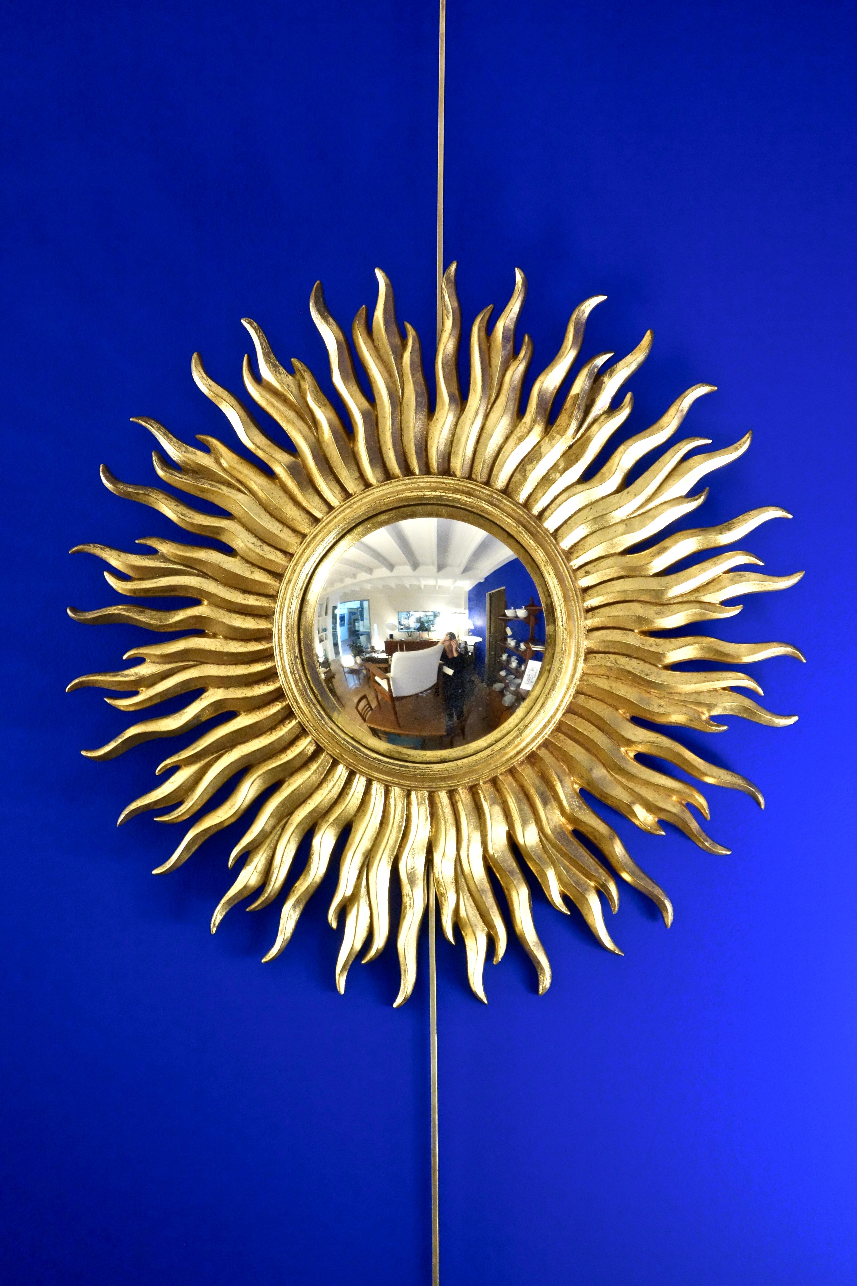 Ancien miroir solaire en bois doré datant des années 1960. Belle production fabriquée en France, ce miroir solaire dit 