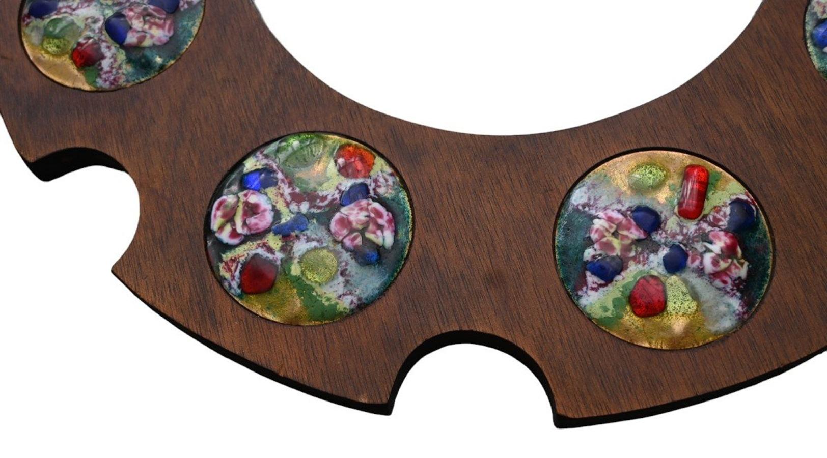 This  vintage sunburst convex mirror features  8 enameled plate accents
1950ies
Diameter 45 cm, Mirror diameter 23 cm