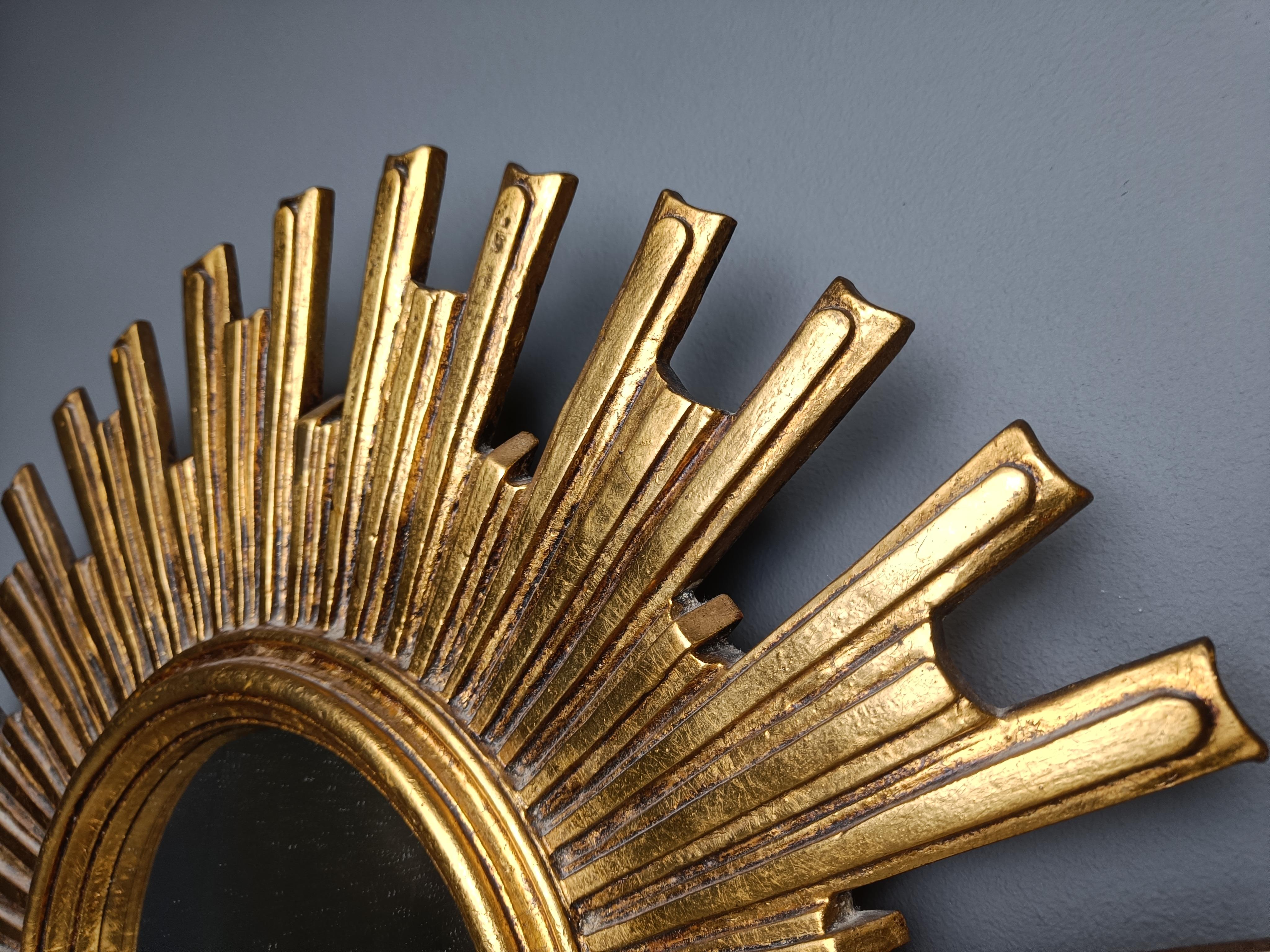 
Raro e bellissimo specchio a raggiera in resina con vetro a specchio convesso.

Lo specchio d'oro è in buone condizioni.

Anni '60 - prodotto in Belgio.

Dimensioni:
Diametro: 54 cm

Rif:  54676501
62