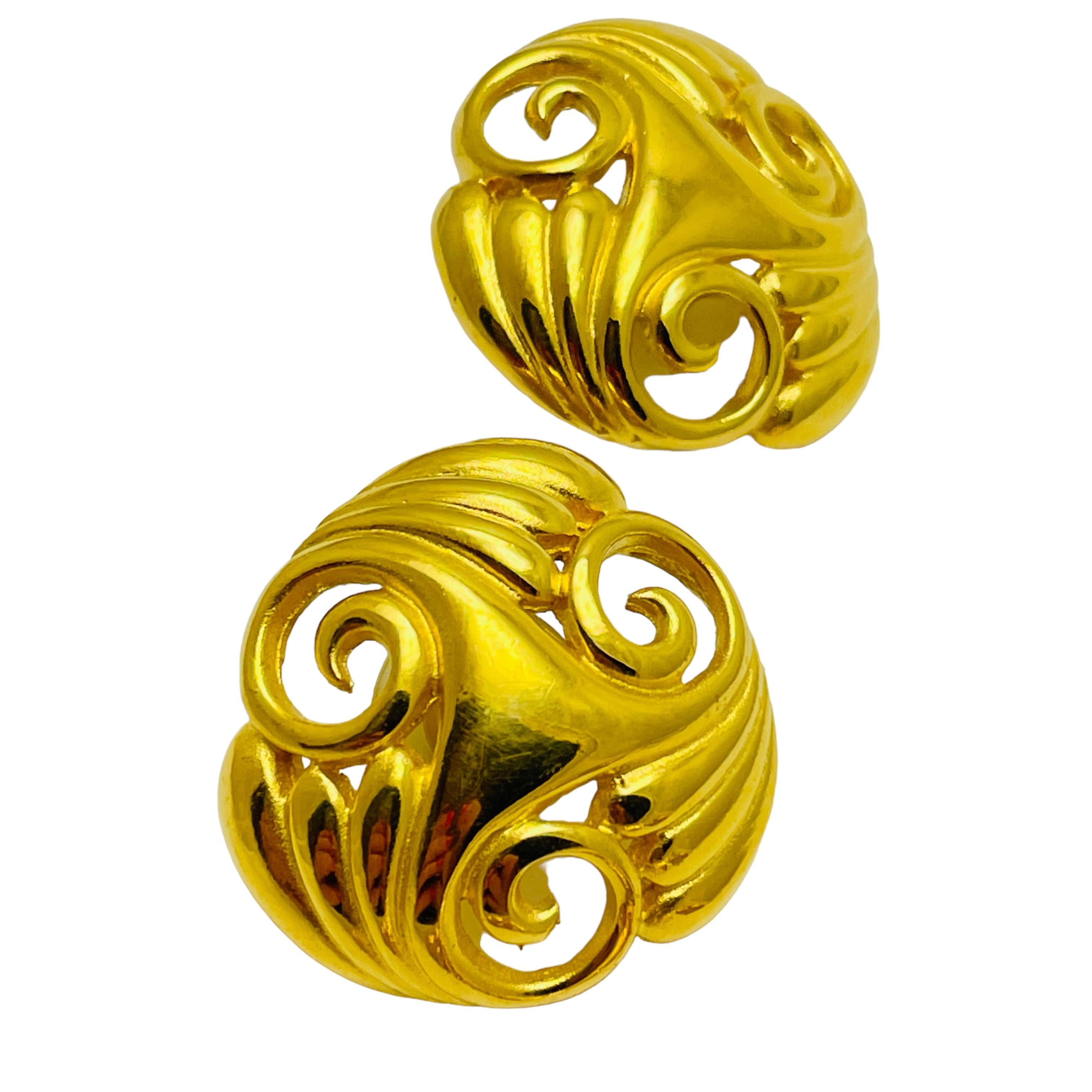 DETAILS

• signed SUNG  

• gold tone  

• vintage designer earrings

MEASUREMENTS  

• 

CONDITION

•  very good vintage condition with minimal signs of wear 

 Sku 46

❤️❤️  VINTAGE DESIGNER JEWELRY ❤️❤️

❤️❤️  ALEXANDER’S BOUTIQUE  ❤️❤️