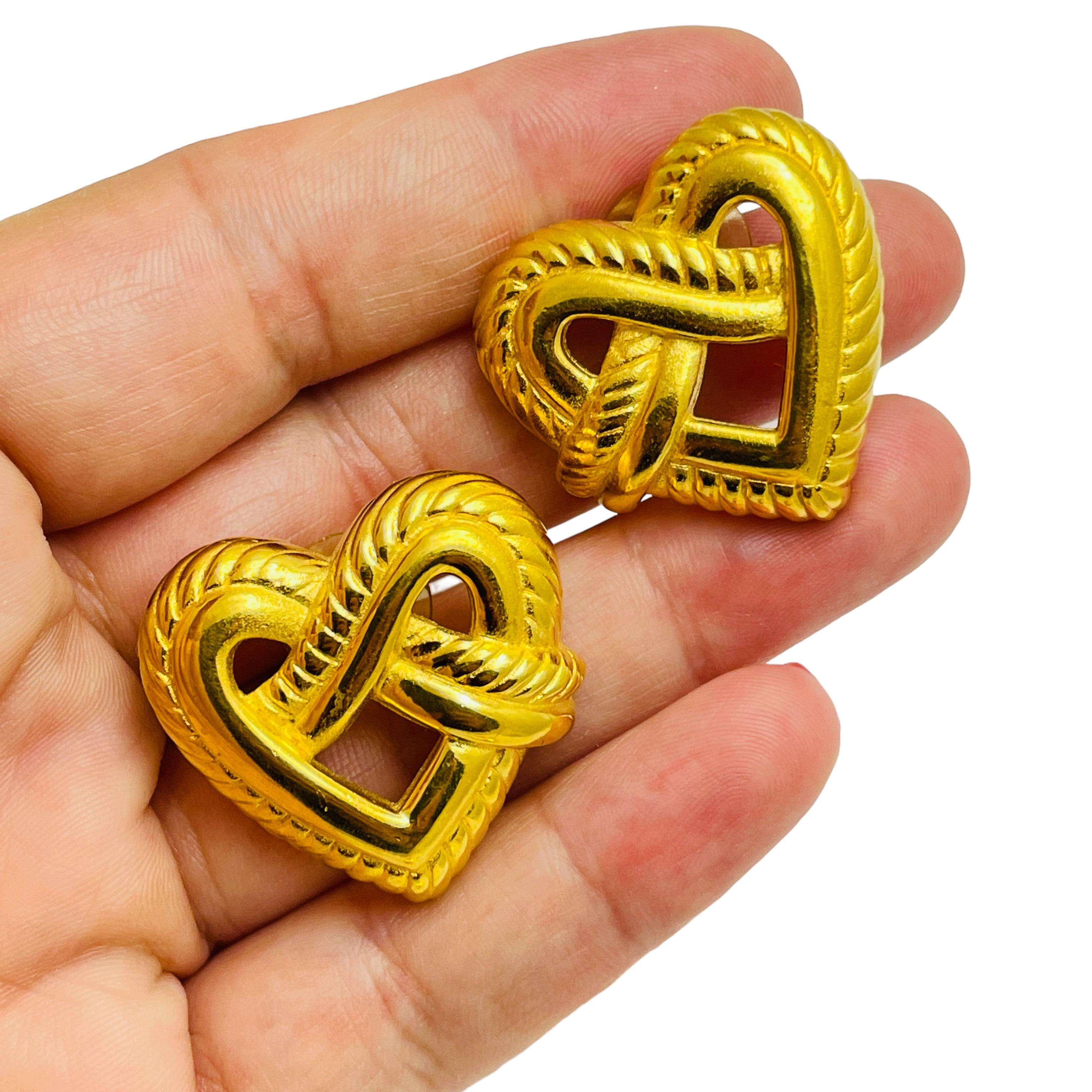 Vintage SUNG signierte goldene Herz-Designer-Ohrringe Damen im Angebot