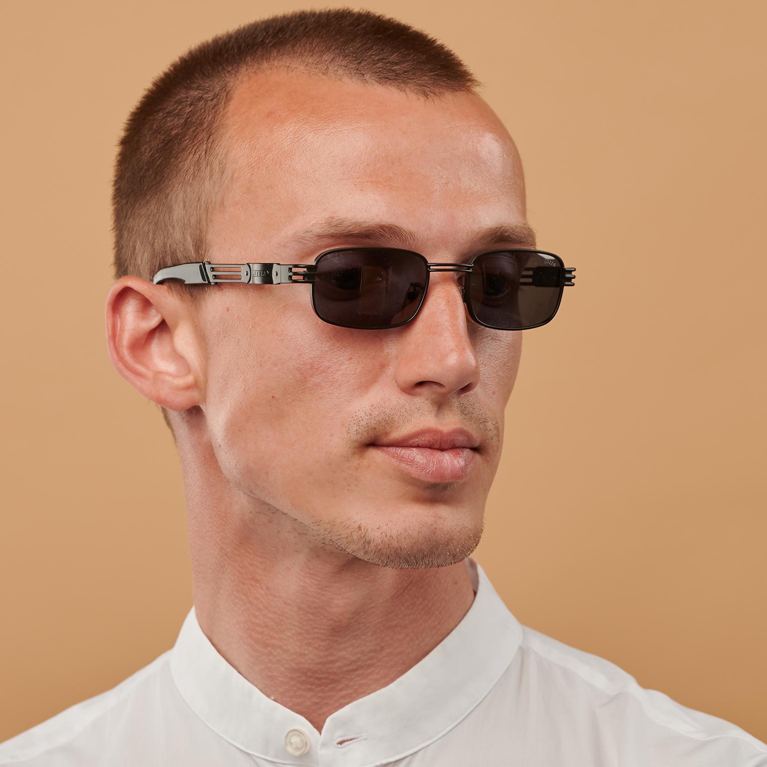 Lunettes de soleil vintage par Lozza, lunettes de soleil noires rectangulaires des années 80 [non portées]. en vente 1