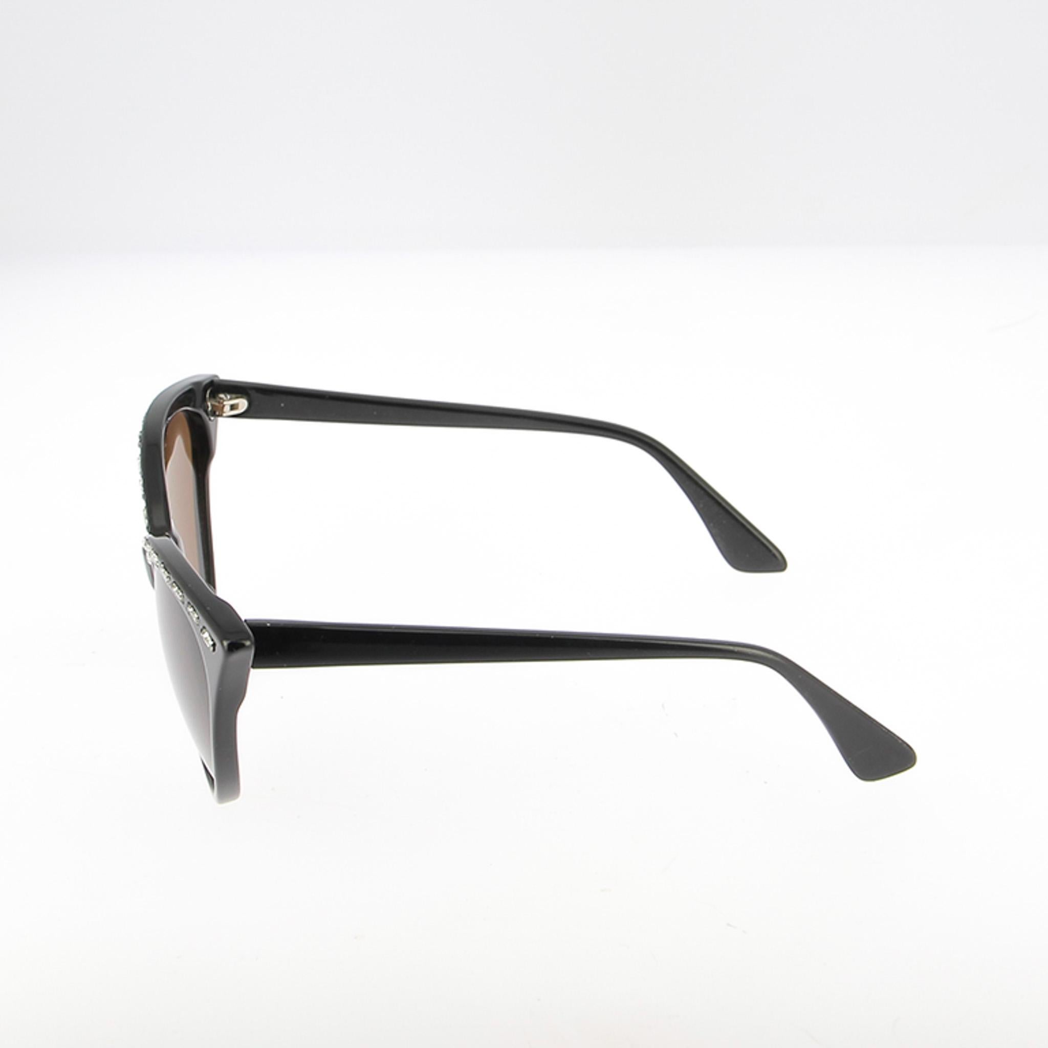 Gafas de sol vintage Patrick Kelly estilo mariposa - años 80 - fabricadas en Francia con strass de Swarovski

Encarnando el glamour y la creatividad de los años 80, estas gafas de sol vintage Patrick Kelly muestran la icónica mezcla de audacia y