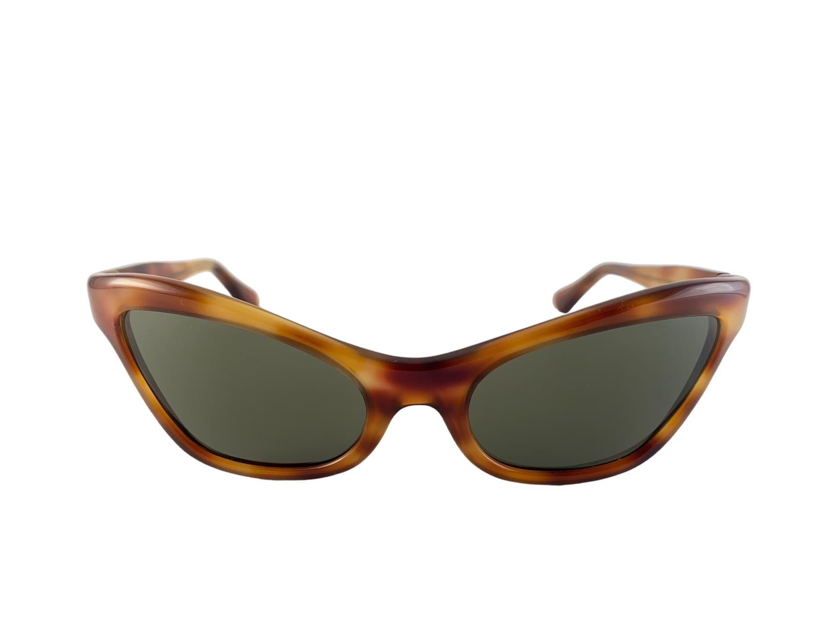 Vintage Suntimer Victory sunglasses. Cat Eye frame holding a pair of brown lenses.

Please notice this item its almost 60 years old and may show minor sign of wear 

An original and seldom piece.


Made in France




Front                           