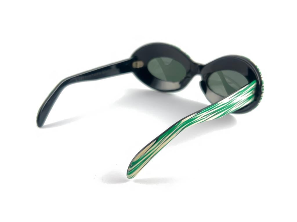 Vintage Suntimer Victory Green Stripped Made in France 1960 Sunglasses  For Sale 5