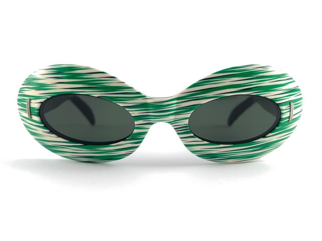 Vintage Suntimer Victory Green Stripped Made in France 1960 Sunglasses  For Sale 6