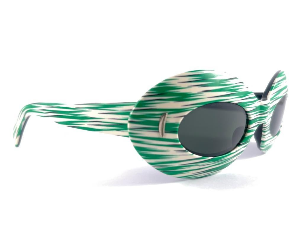 Vintage Suntimer Victory Green Stripped Made in France 1960 Sunglasses  For Sale 2