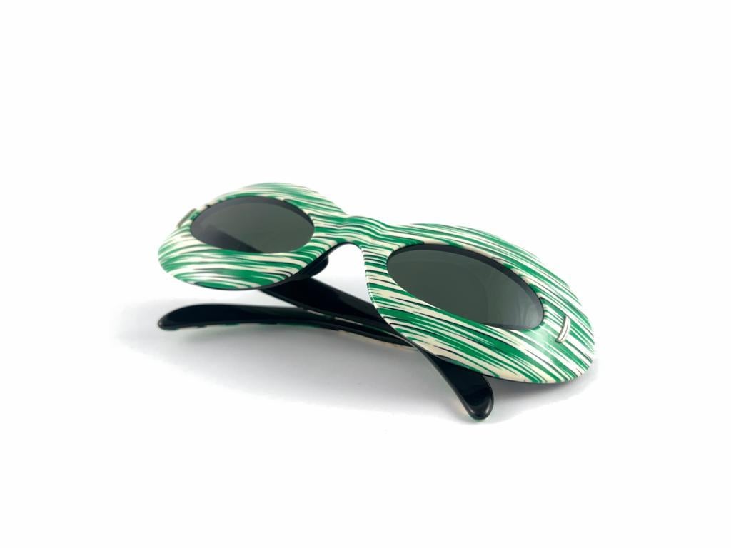 Vintage Suntimer Victory Green Stripped Made in France 1960 Sunglasses  For Sale 3