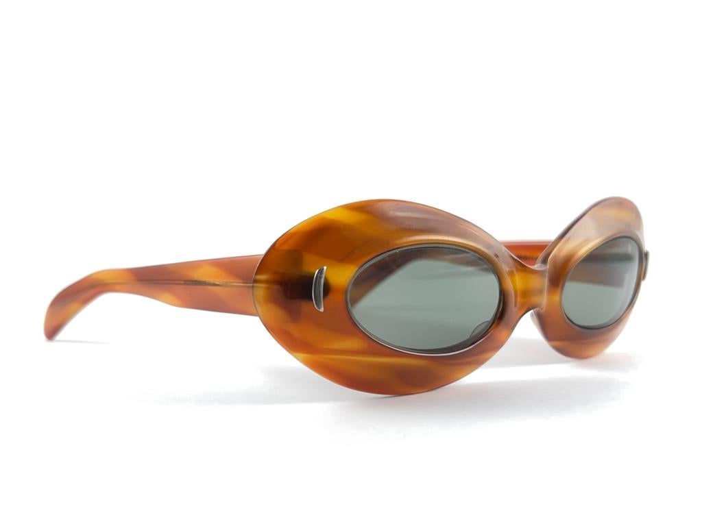 
Lunettes de soleil vintage Suntimer Victory. 
Monture portant une paire de lentilles grises
Superbe qualité,  Un design encore meilleur
Cet article présente des signes mineurs d'usure dus à l'entreposage.


Fabriqué en France


Avant               