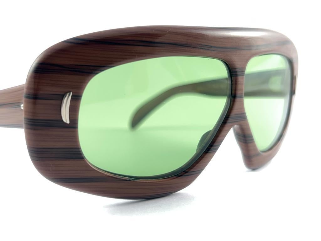  

 New Vintage Suntimer Victory Sunglasses.  
Frame Holding A Pair Of Green  Lenses.
Superb Quality,  Even Better Design.
This Item May Show Minor Sign Of Wear Due To Storage


Made In France


Front                                                 