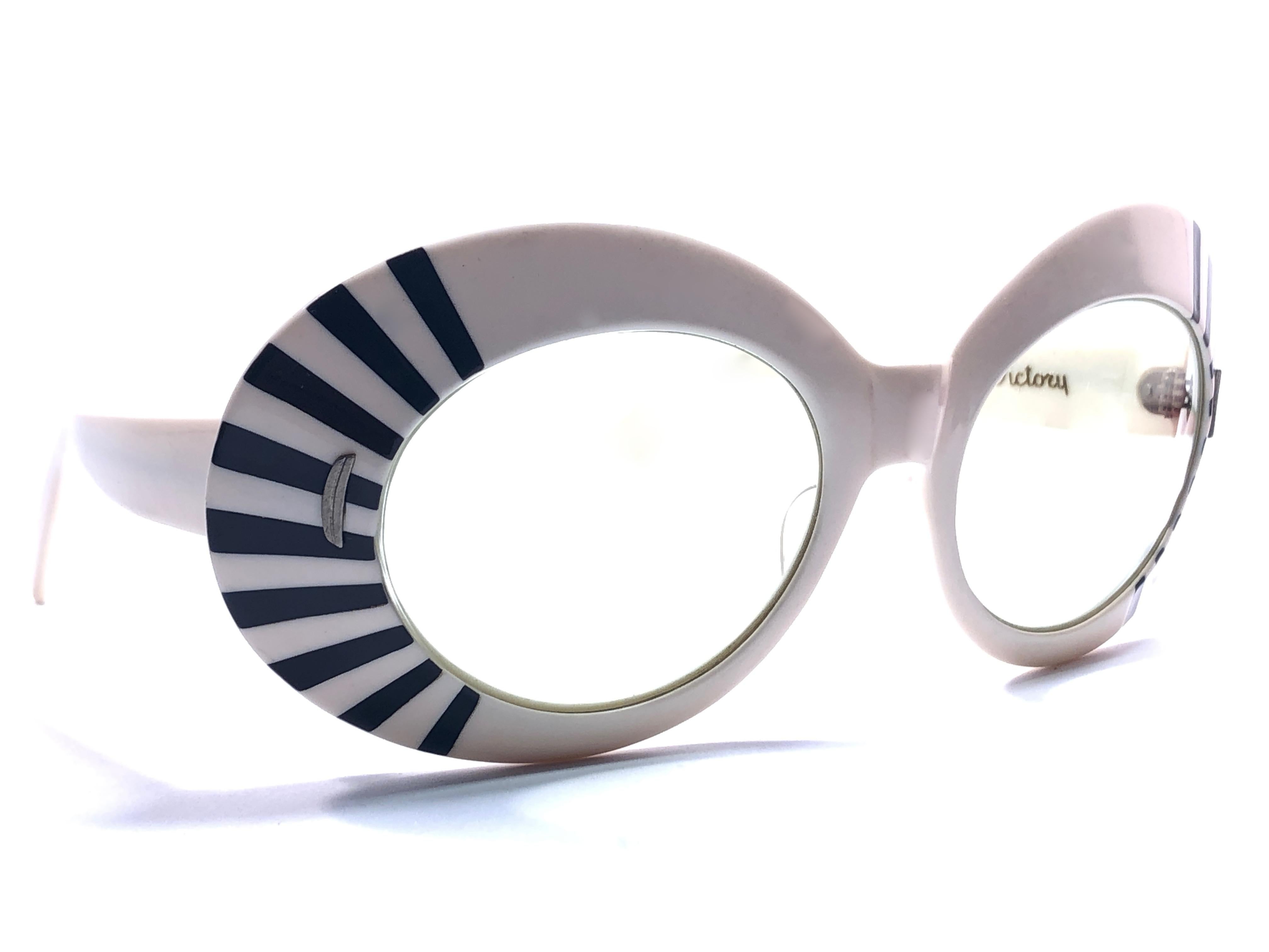 Mint Vintage Suntimer Victory Skimo style sunglasses. Iconic striped frame with G15 grey lenses.

Please notice this item its almost 60 years old and show minor sign of wear due to storage.

An original and seldom piece.