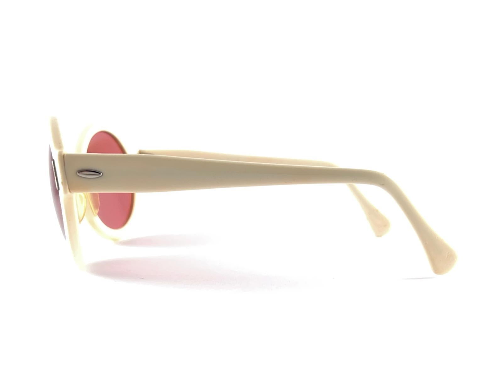 Vintage Suntimer Victory S 523 Beige Round Made in France 1960's Sunglasses In New Condition For Sale In Baleares, Baleares