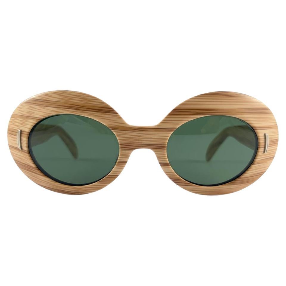 New Vintage unmarked Suntimer Victory wooden stripped sunglasses. Iconic frame with G15 grey lenses.

Please notice this item its almost 60 years old and show minor sign of wear due to storage.

An original and seldom piece.

FRONT : 15 CMS

LENS