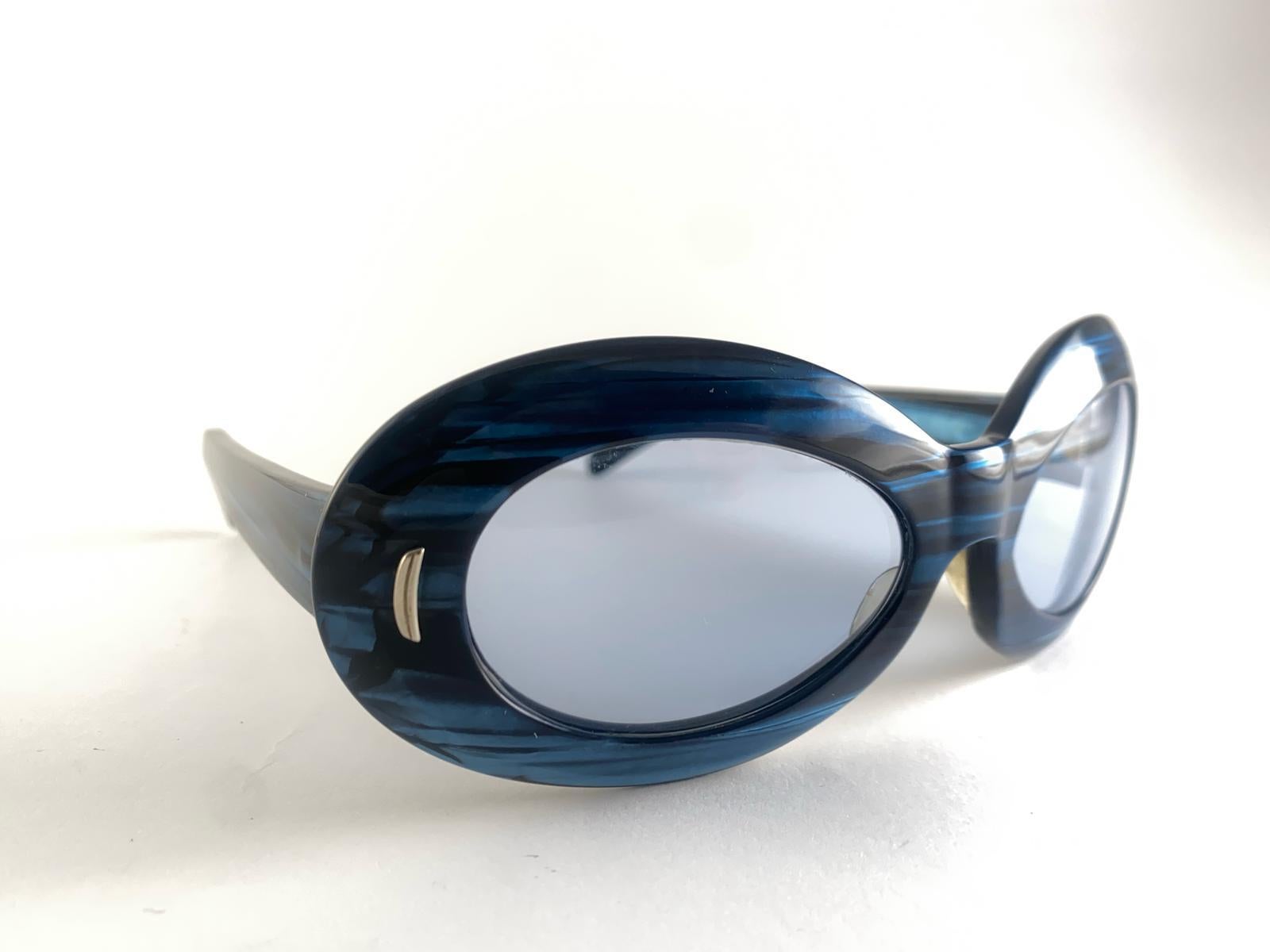  Vintage Suntimer Victory Blau gestreifte Sonnenbrille. Ikonische Fassung mit hellgrauen Gläsern.

Bitte beachten Sie dieses Element seine fast 60 Jahre alt und zeigen Zeichen der Abnutzung auf dem Rahmen, bitte studieren Sie die Bilder vor dem