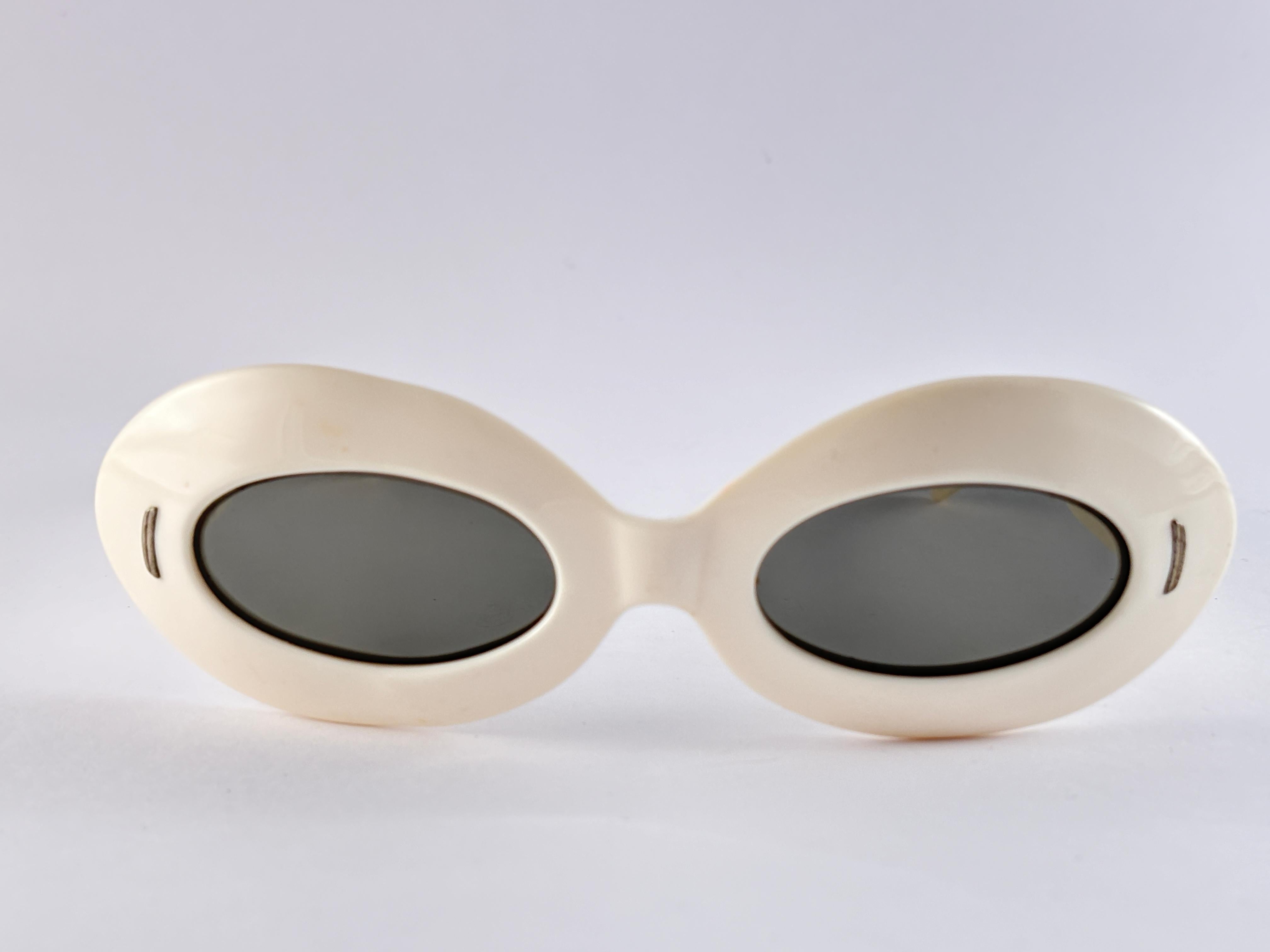 New Vintage Suntimer Victory off white Sonnenbrille. Ikonischer Rahmen mit grauen G15-Gläsern.

Bitte beachten Sie dieses Element seine fast 60 Jahre alt und zeigen geringfügige Anzeichen von Verschleiß durch die Lagerung.

Ein originelles und