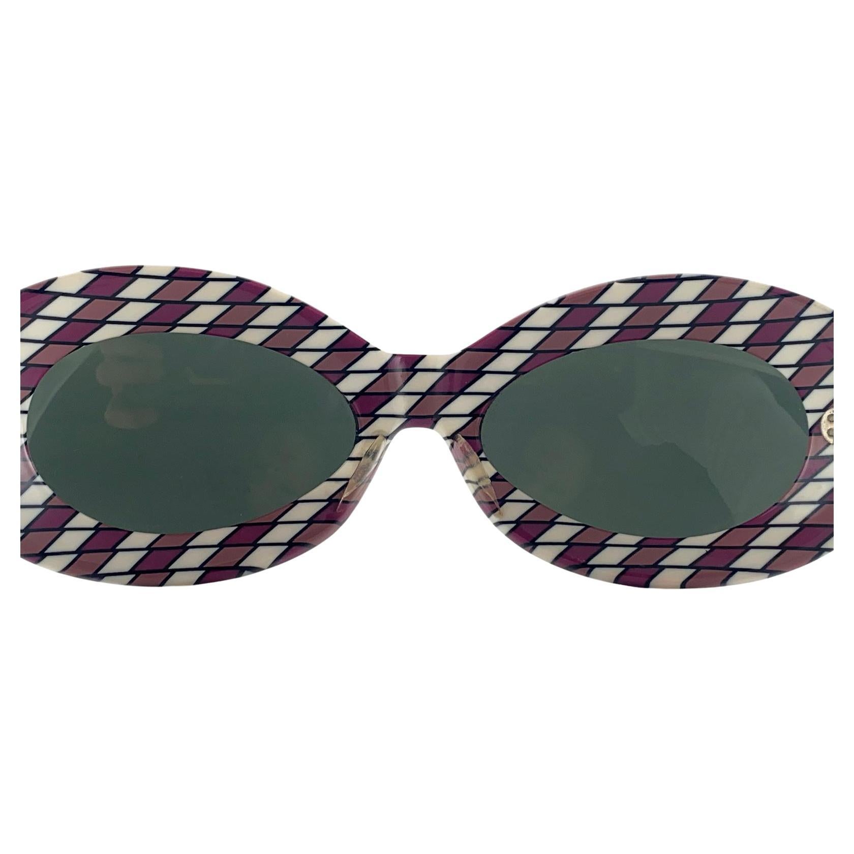 New Vintage Suntimer Victory off white sunglasses. Iconic frame with G15 grey lenses.

Please notice this item its almost 60 years old and show minor sign of wear due to storage.

An original and seldom piece.

FRONT : 15 CMS

LENS HEIGHT : 3.5