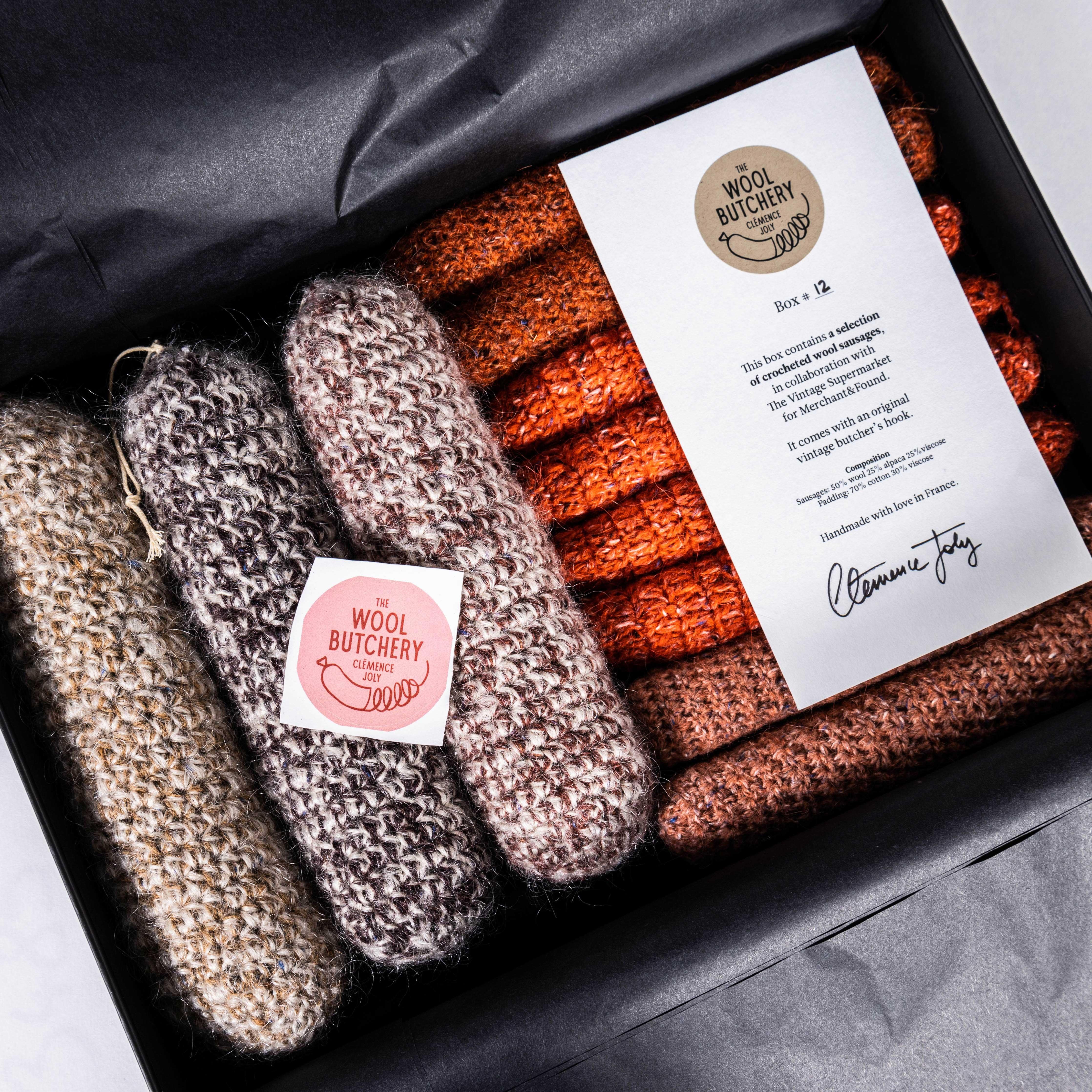 Selezione di saucisson misti contemporanei lavorati a mano - Clemence Jolie. 

Clemence Jolie vive e lavora a Parigi. Clemence si è diplomata come graphic designer all'Ecole Nationale Superieure D'Arts Appliques et des Metieres D'Art, alla Chelsea