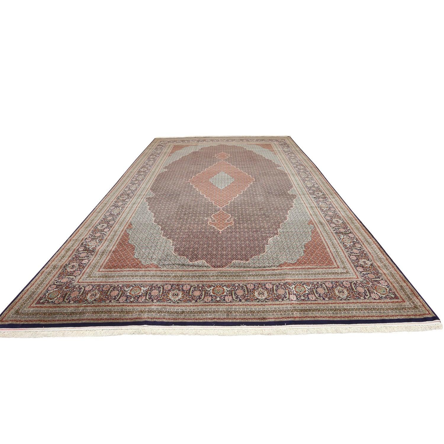 Tappeto Tabriz Akbari super fine d'epoca in kork e seta 19'8 X 12'10
 
 Key Detail:
 Pile:Kork e seta
 Fondazione: Seta
 Origine: Tabriz Akbari super fine
 Design/One: Pesce
 Età approssimativa: 55 anni
 Qualità (KPI): 900
 Condizione: Nuovo
