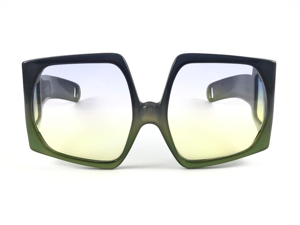 Mint Vintage Super Rare Christian Dior Sonnenbrille Oversized Gradient Green Frame With Multi Color Lenses.

 Ein Must Have Stück! 

 Dieses Paar kann aufgrund von mehr als 40 Jahren Lagerung leichte Gebrauchsspuren aufweisen.

Hergestellt in