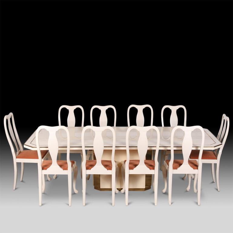 Table de salle à manger en laque ivoire et laiton poli par le designer français Jean Claude Mahey pour Maison Bagues, vers 1971. Un ensemble de 12 chaises de salle à manger laquées assorties est également disponible.