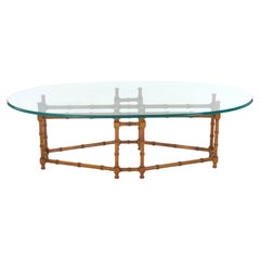 Table basse vintage en forme de planche de surf avec plateau en verre et base en faux bambou