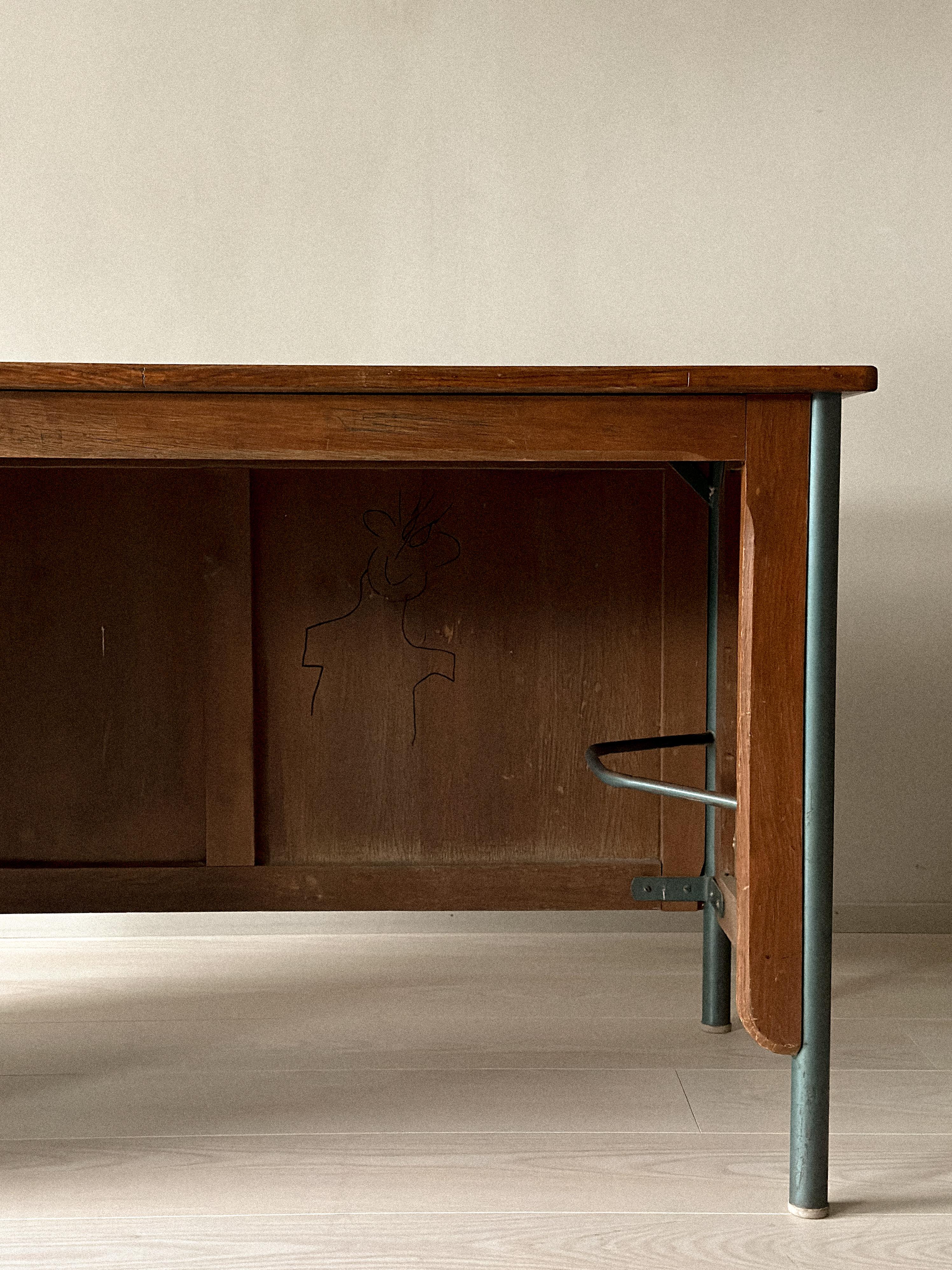 Vintage “Surveillant” desk attributed to Ateliers Jean Prouvé, France, c. 1960s For Sale 4