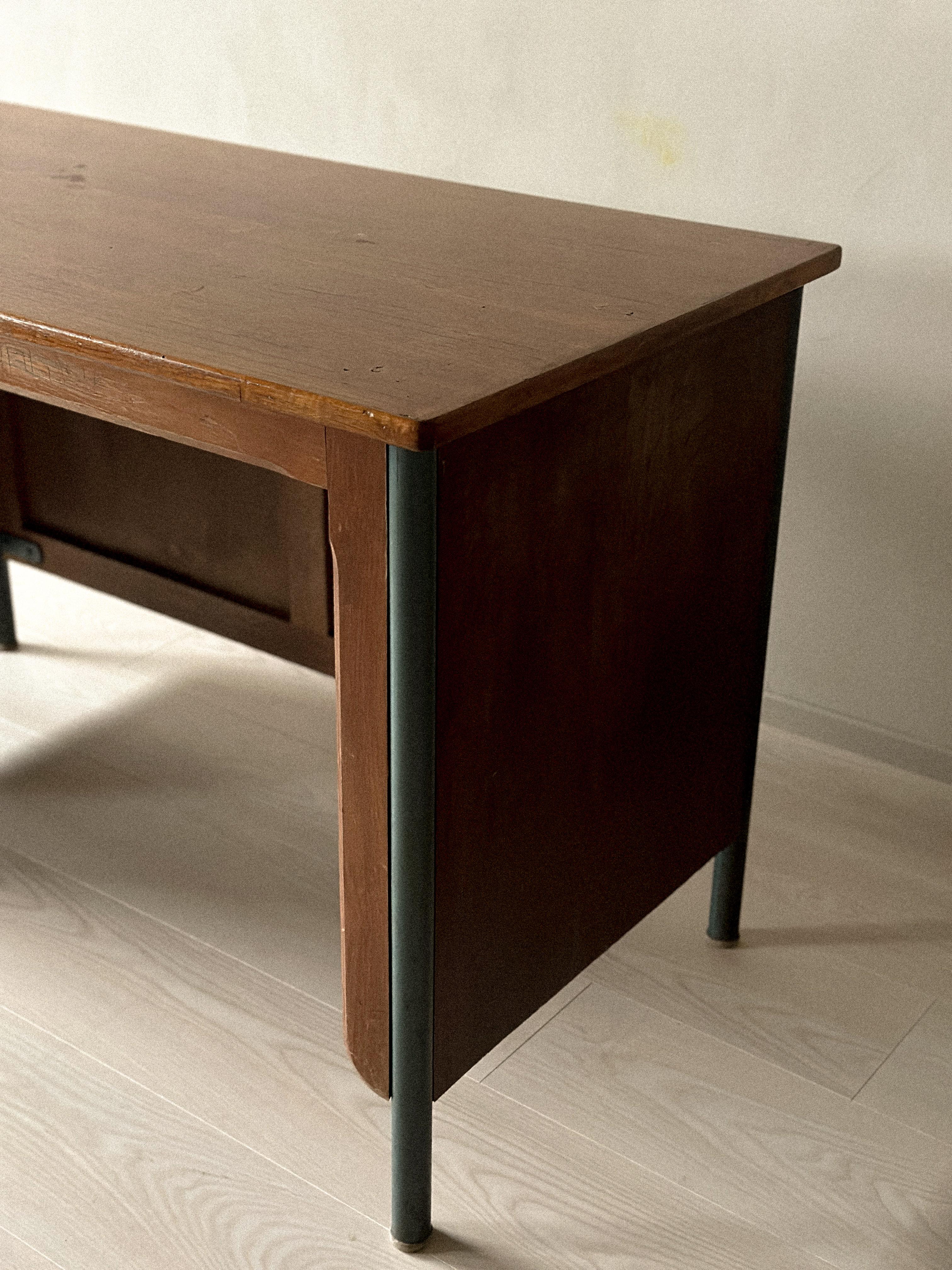 Vintage “Surveillant” desk attributed to Ateliers Jean Prouvé, France, c. 1960s For Sale 8