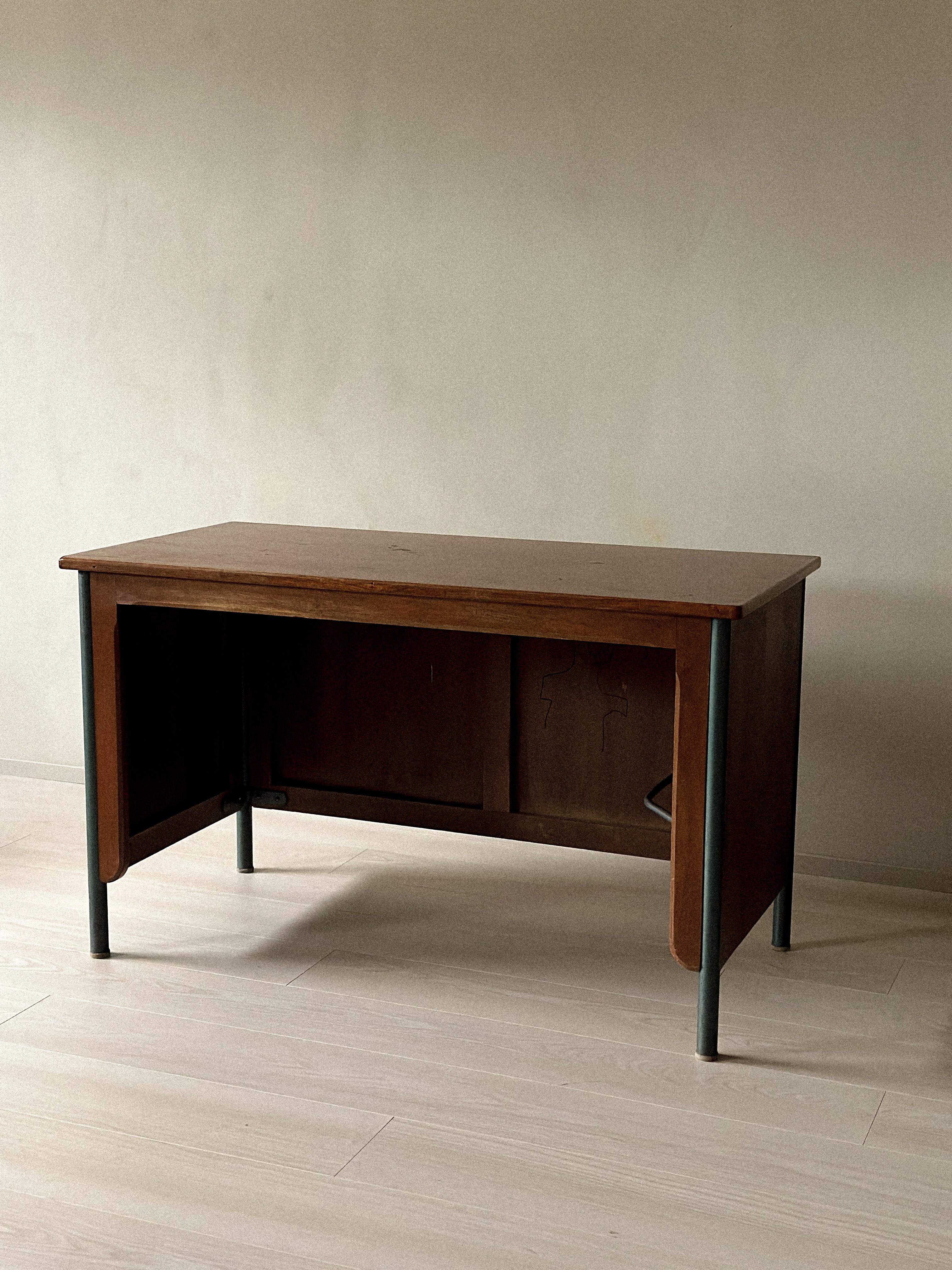 Vintage “Surveillant” desk attributed to Ateliers Jean Prouvé, France, 1960s. A striking example of French industrial modernism, combining oak and steel in a functional, minimalist form characteristic of Prouvé’s utilitarian design ethos.
