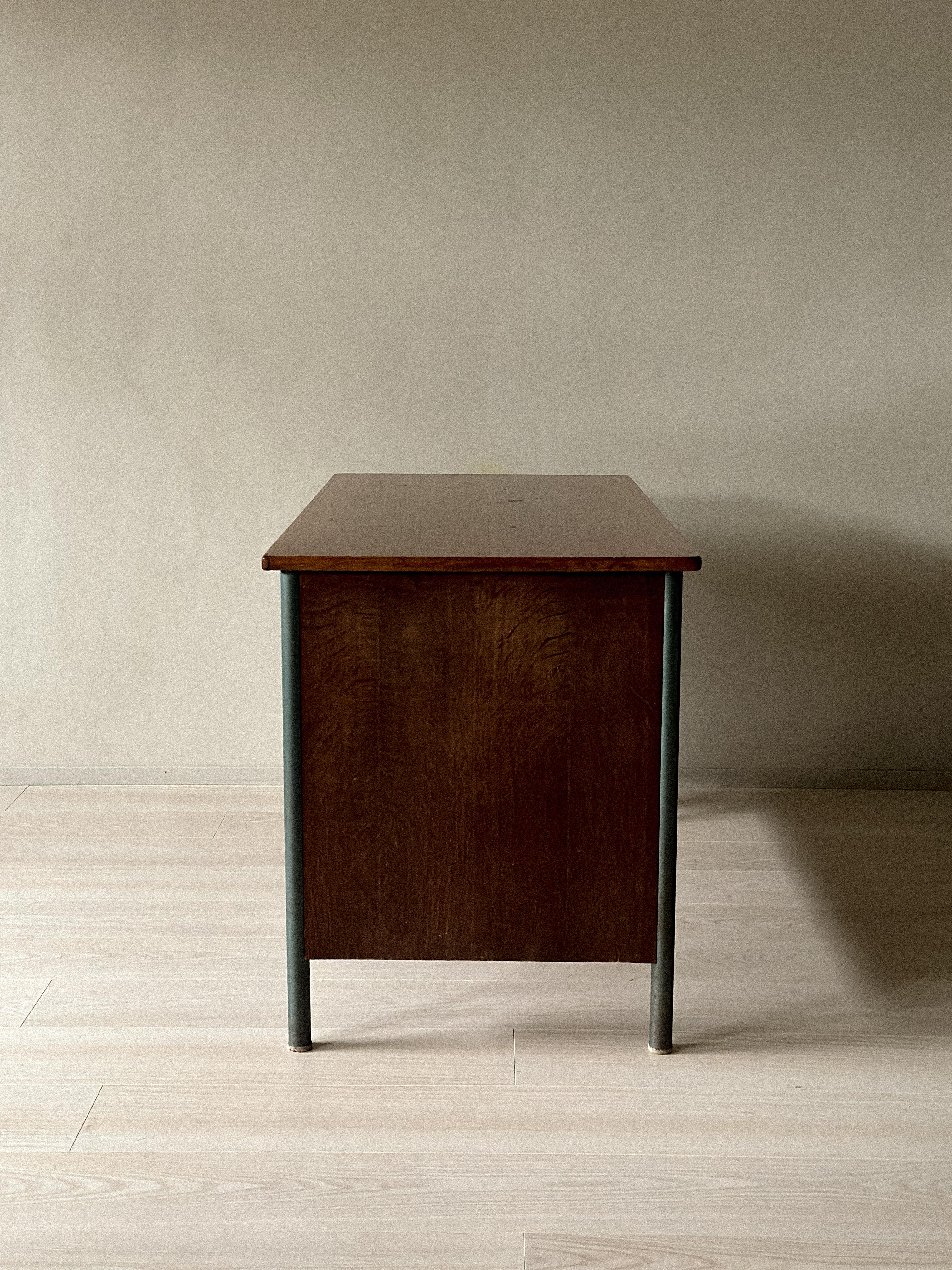 Vintage “Surveillant” desk attributed to Ateliers Jean Prouvé, France, c. 1960s In Good Condition For Sale In Hønefoss, 30