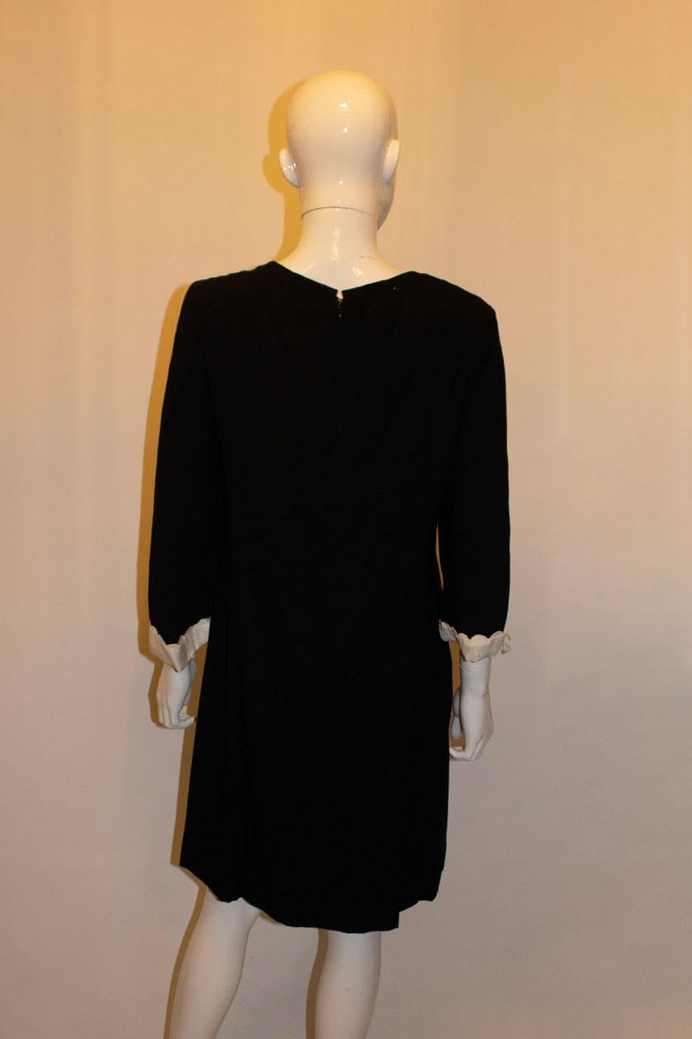 Susan Petite robe droite noire vintage en vente 2