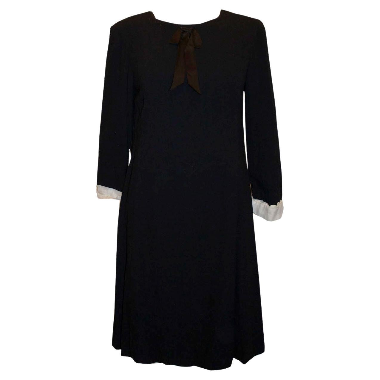 Susan Petite robe droite noire vintage en vente