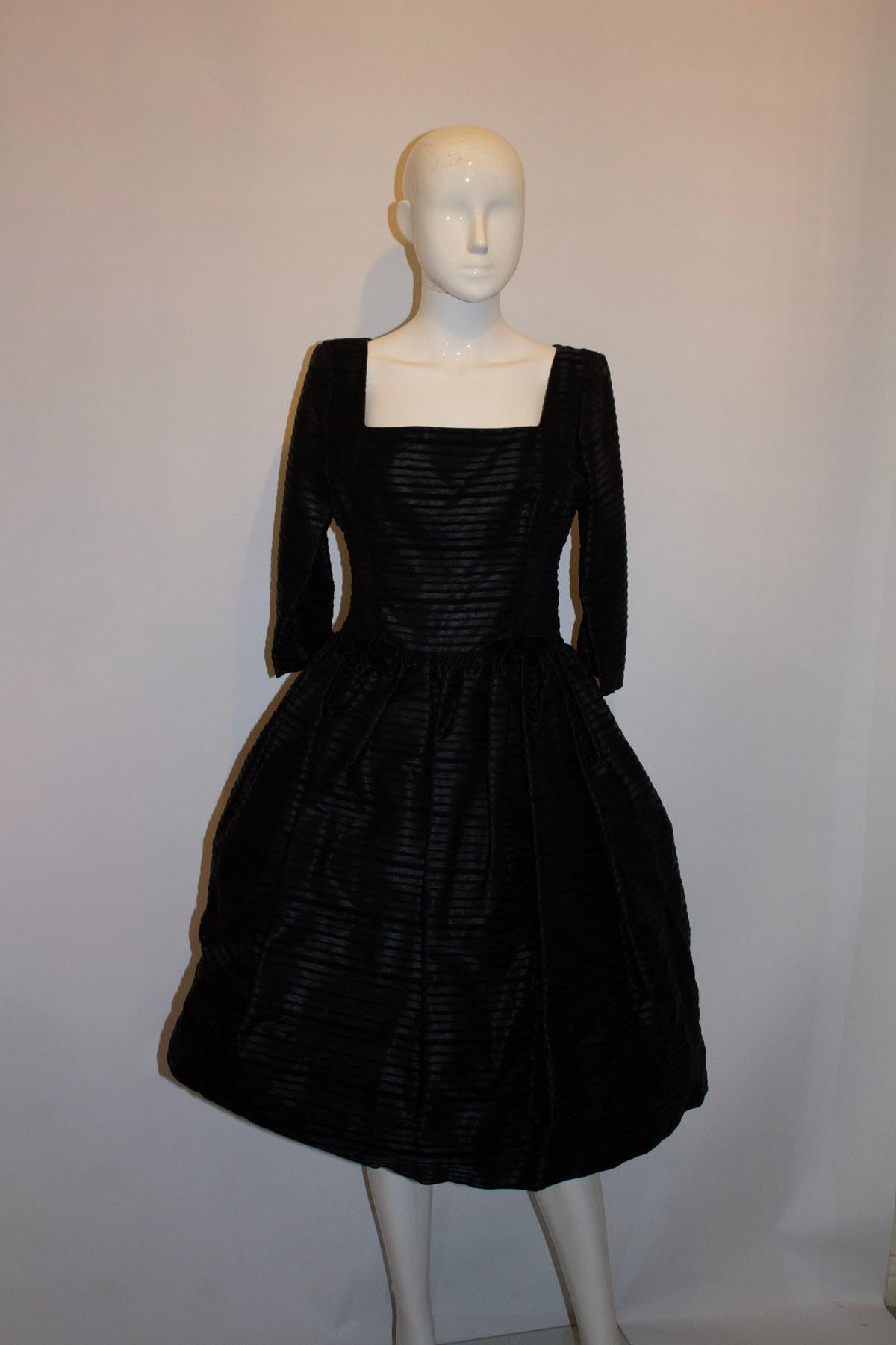Vestido de cóctel vintage Susan Small Negro en venta