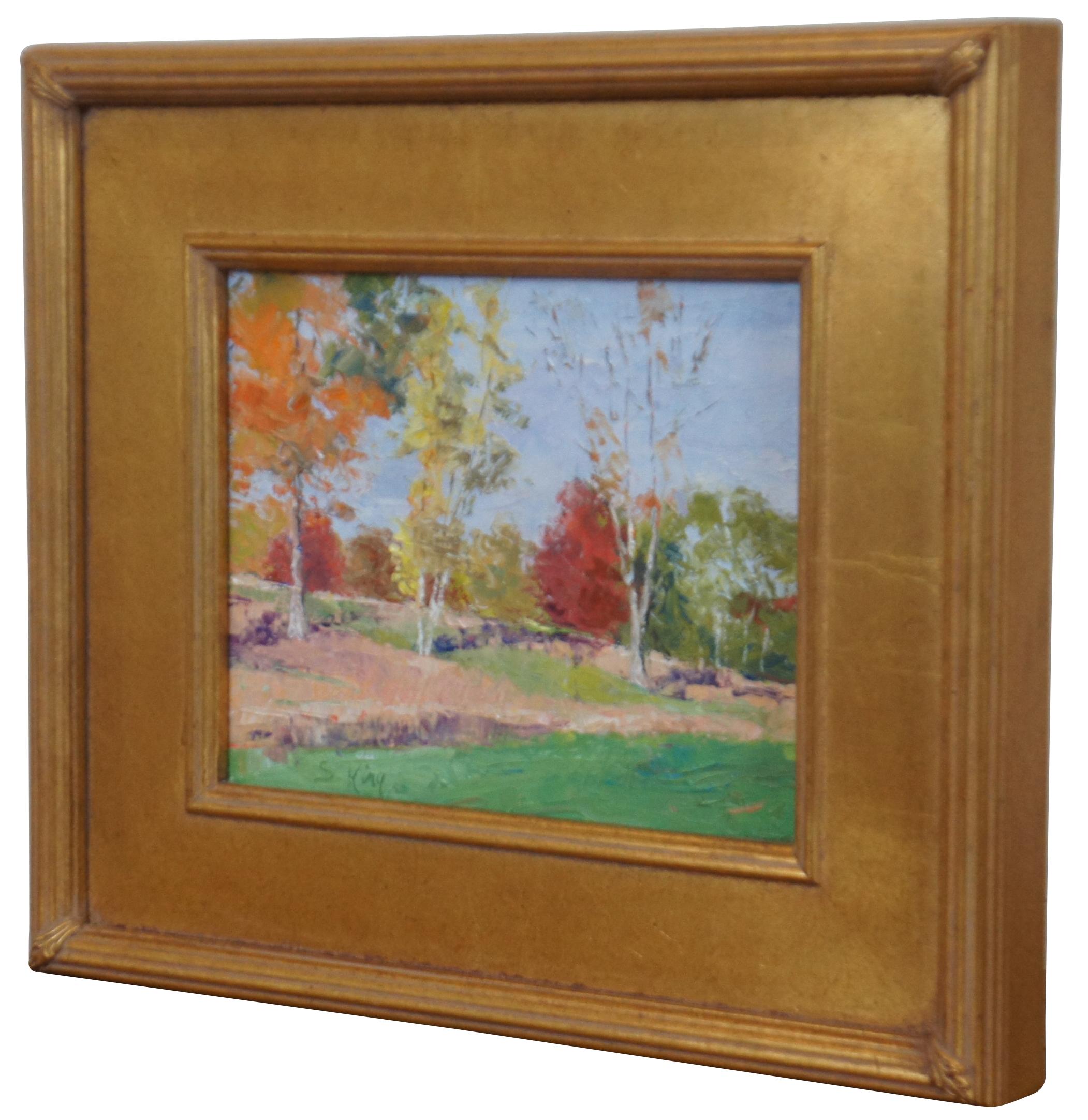 Peinture impressionniste à l'huile sur toile de l'artiste Susie King, de Dayton, Ohio, représentant un paysage d'arbres d'automne. Encadré en or.

Mesures : 15,75