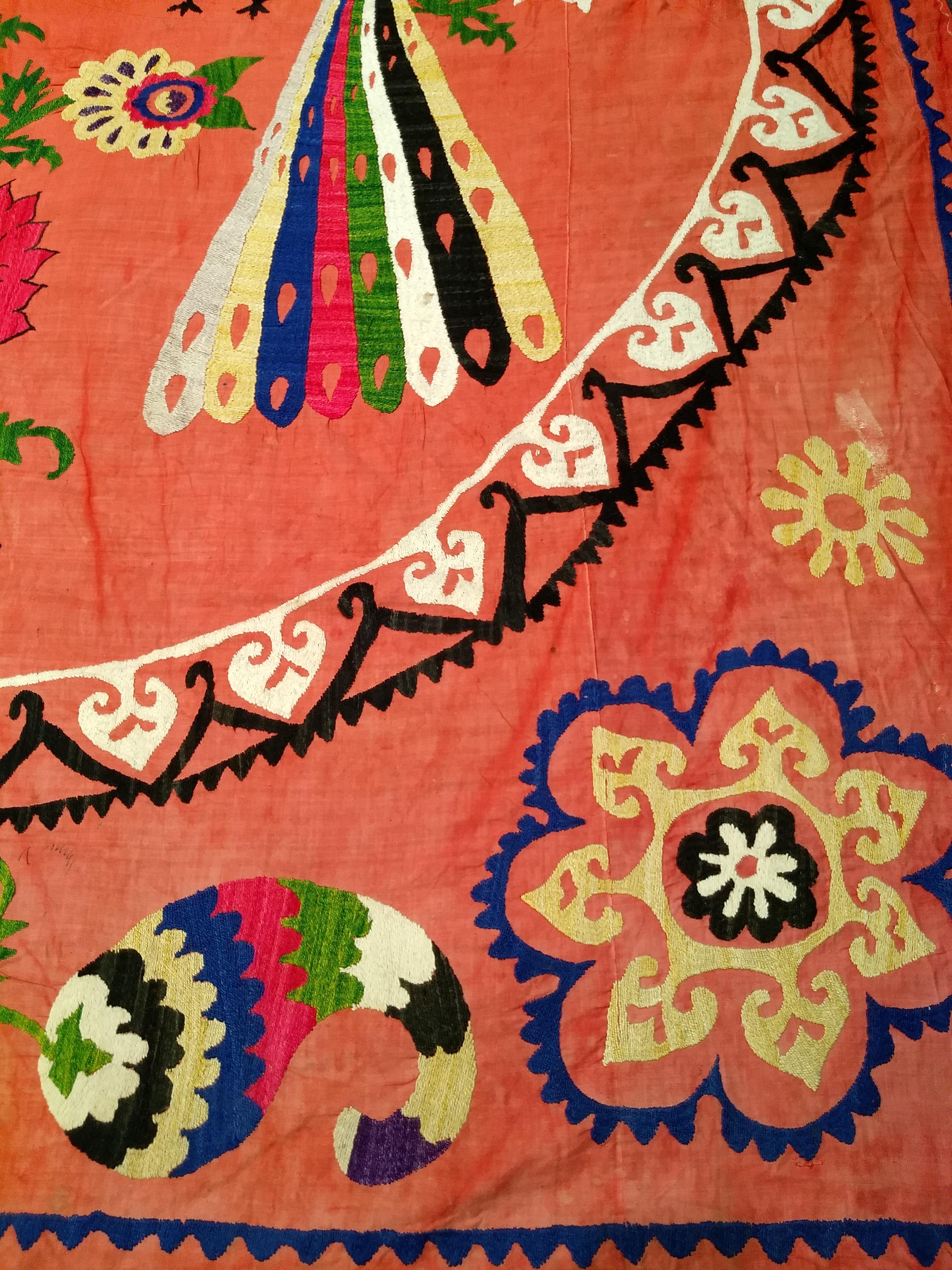 Handbestickter Suzani-Wandteppich aus Seide mit einem Pfauenpaar  im Angebot 4