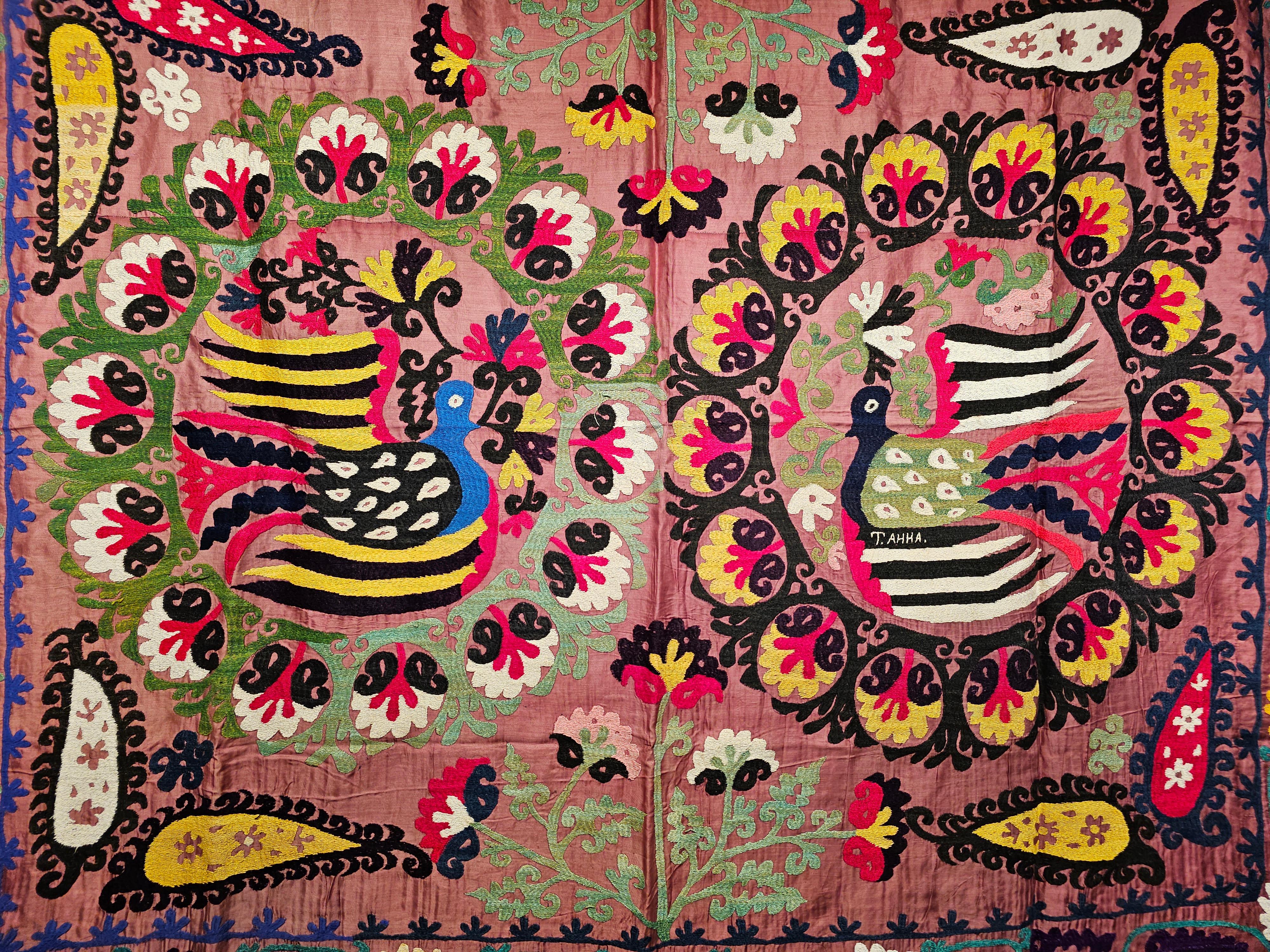 Vintage Suzani-Wandteppich aus Seide, handbestickt, mit einem Paar Teilridges aus Seide  (Usbekisch) im Angebot