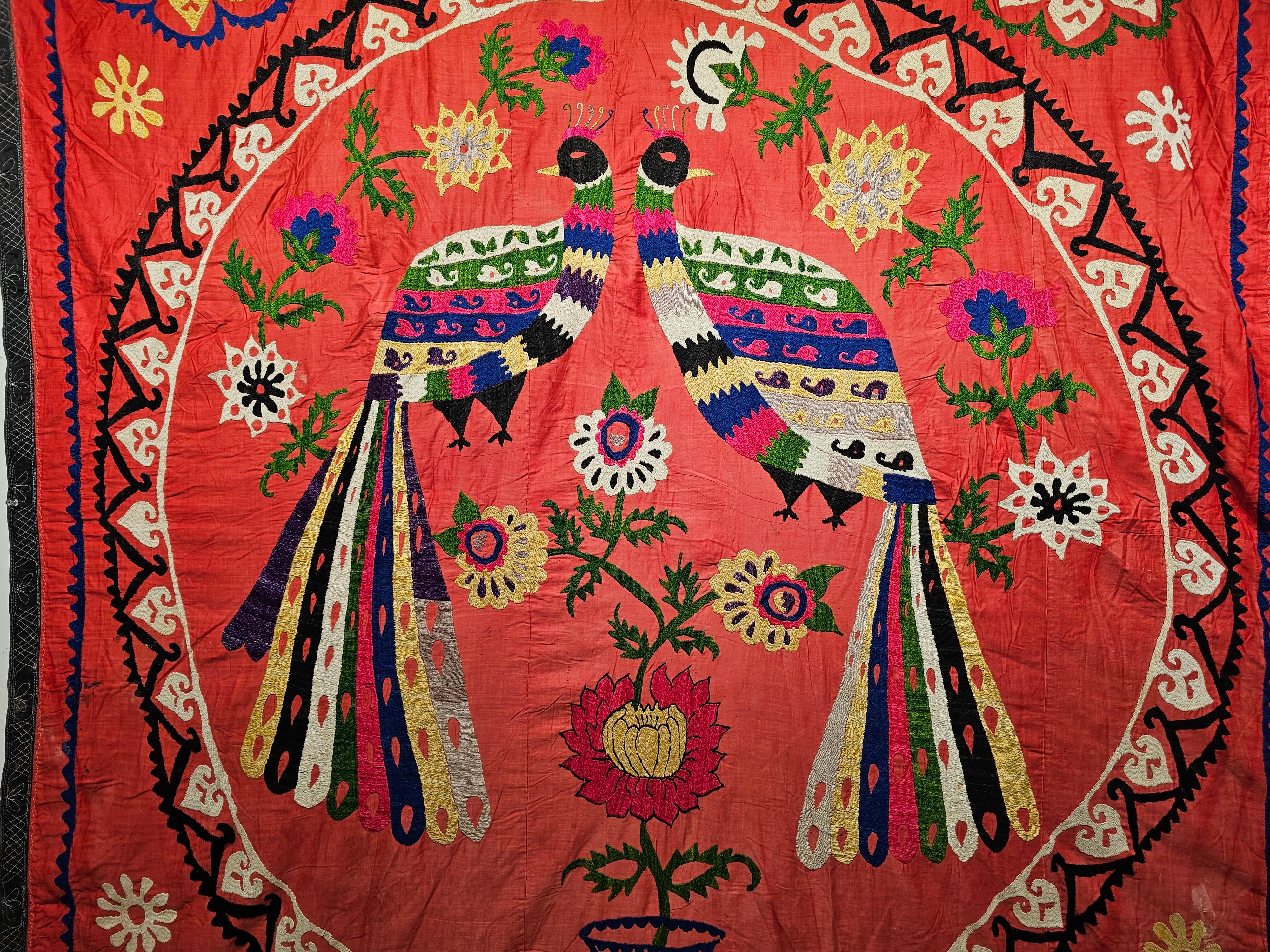 Handbestickter Suzani-Wandteppich aus Seide mit einem Pfauenpaar  (Handgefertigt) im Angebot