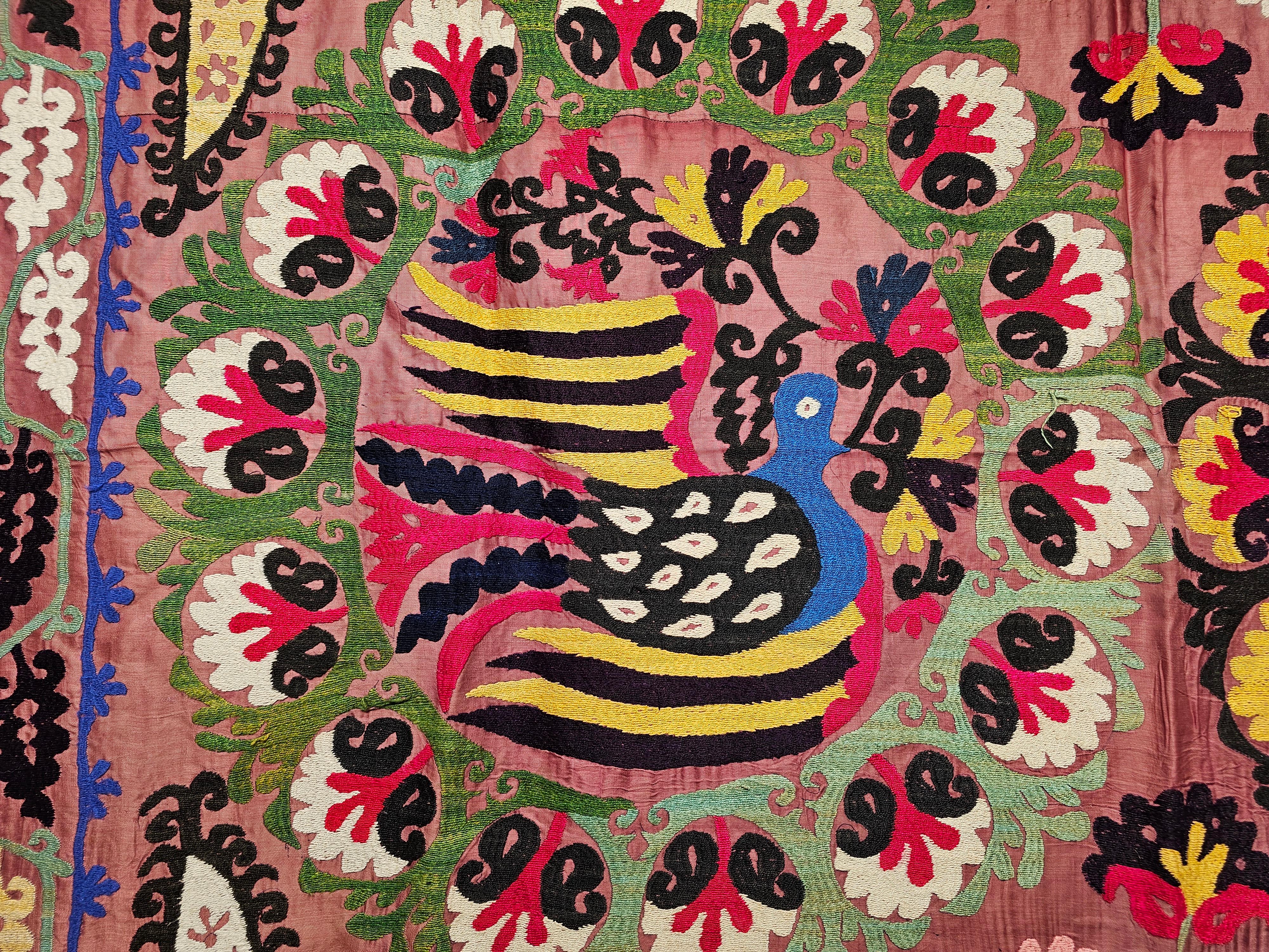 Vintage Suzani-Wandteppich aus Seide, handbestickt, mit einem Paar Teilridges aus Seide  (Handgefertigt) im Angebot