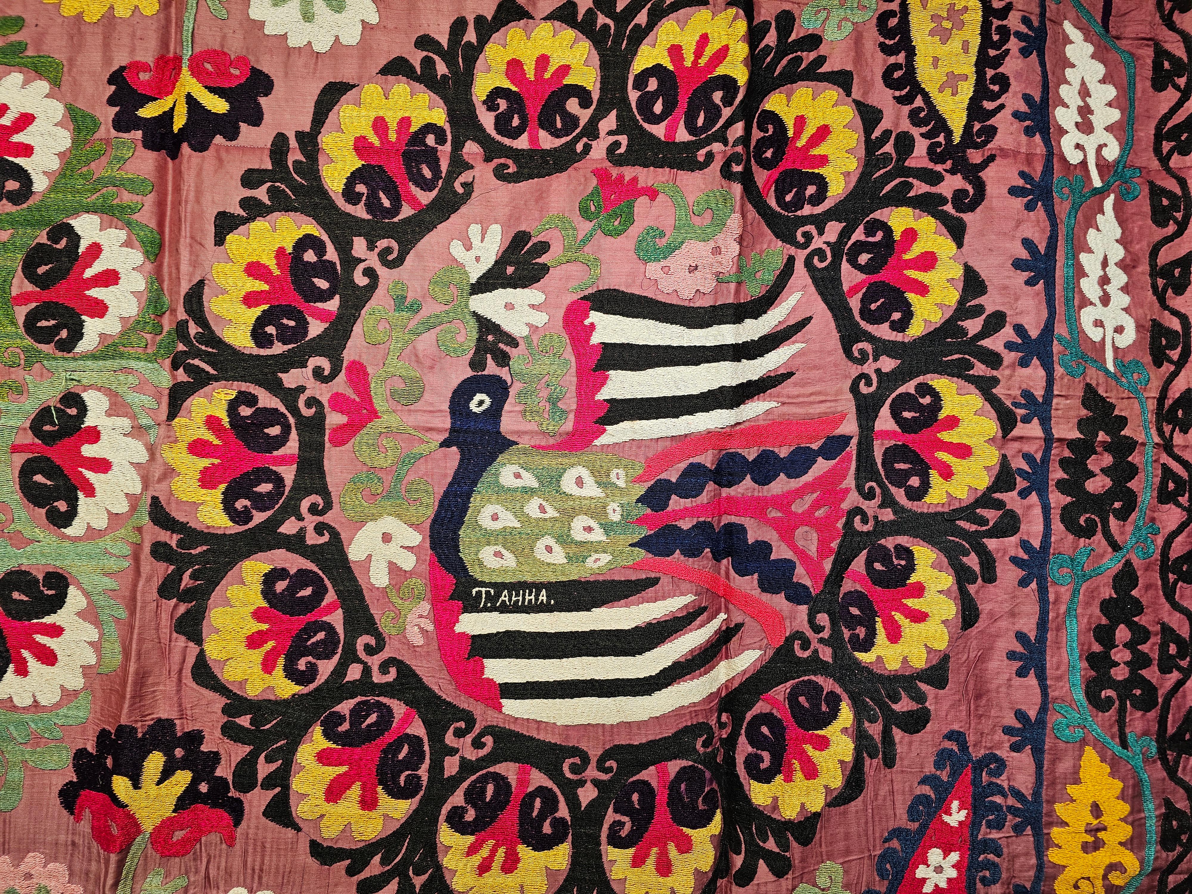 Vintage Suzani-Wandteppich aus Seide, handbestickt, mit einem Paar Teilridges aus Seide  im Zustand „Gut“ im Angebot in Barrington, IL