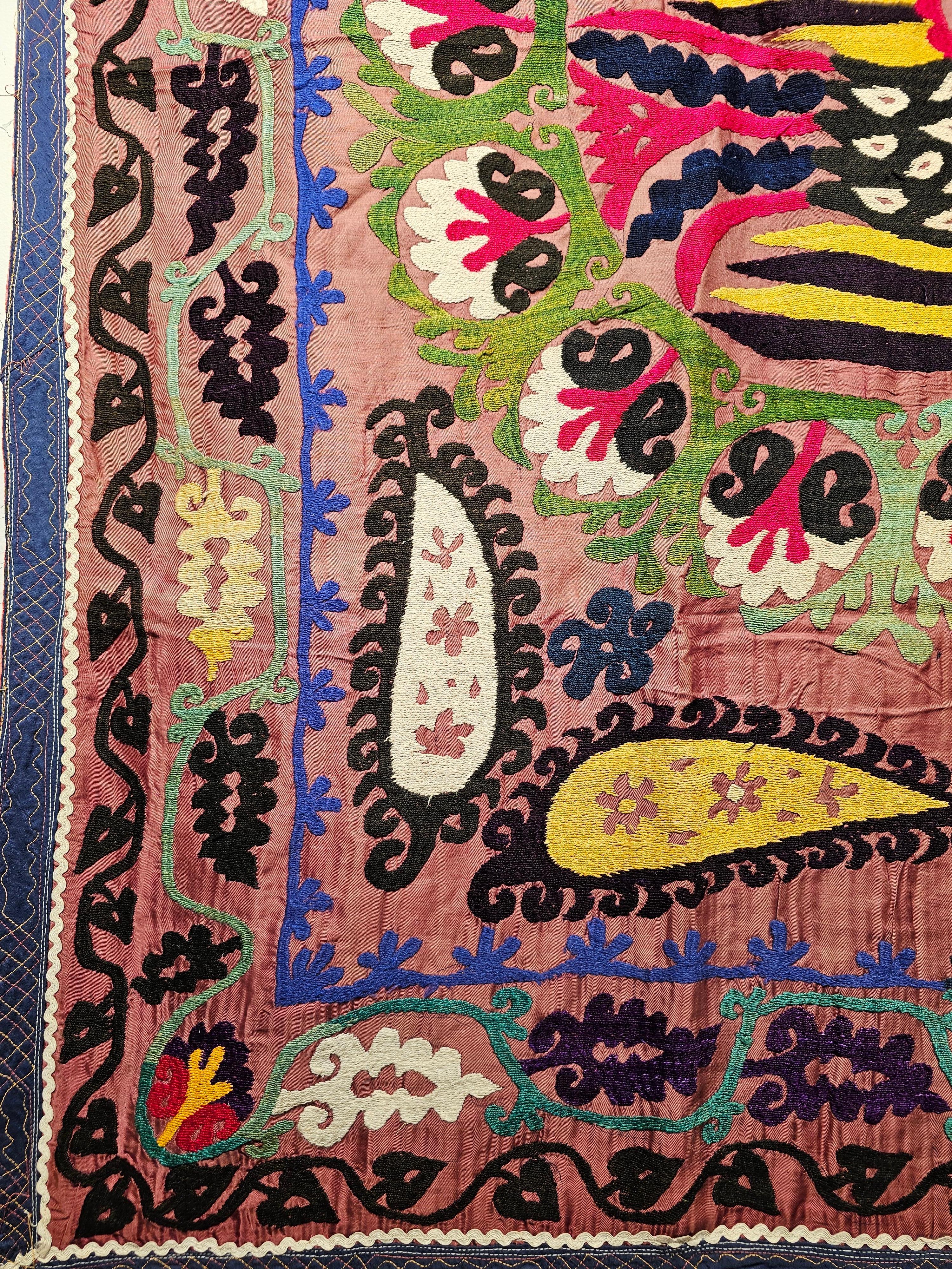 Vintage Suzani-Wandteppich aus Seide, handbestickt, mit einem Paar Teilridges aus Seide  (Mitte des 20. Jahrhunderts) im Angebot