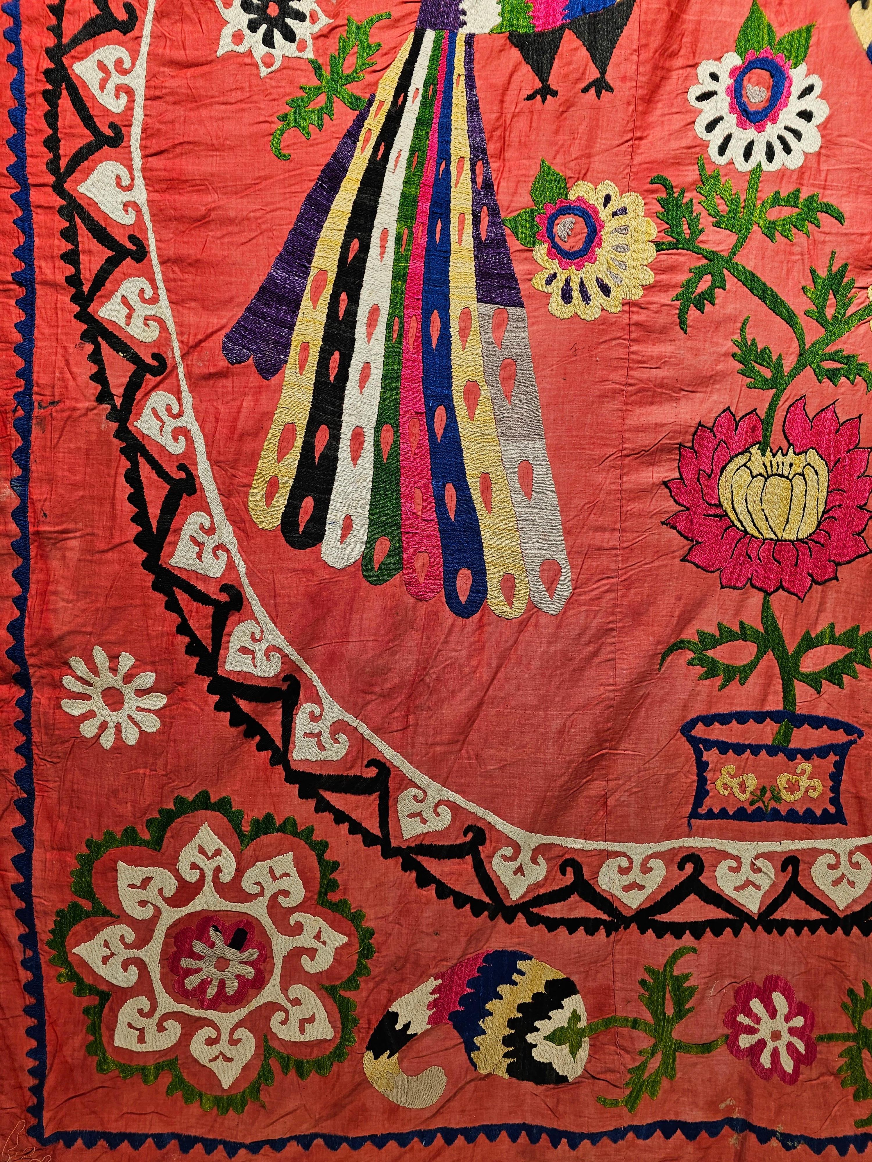 Handbestickter Suzani-Wandteppich aus Seide mit einem Pfauenpaar  im Angebot 3