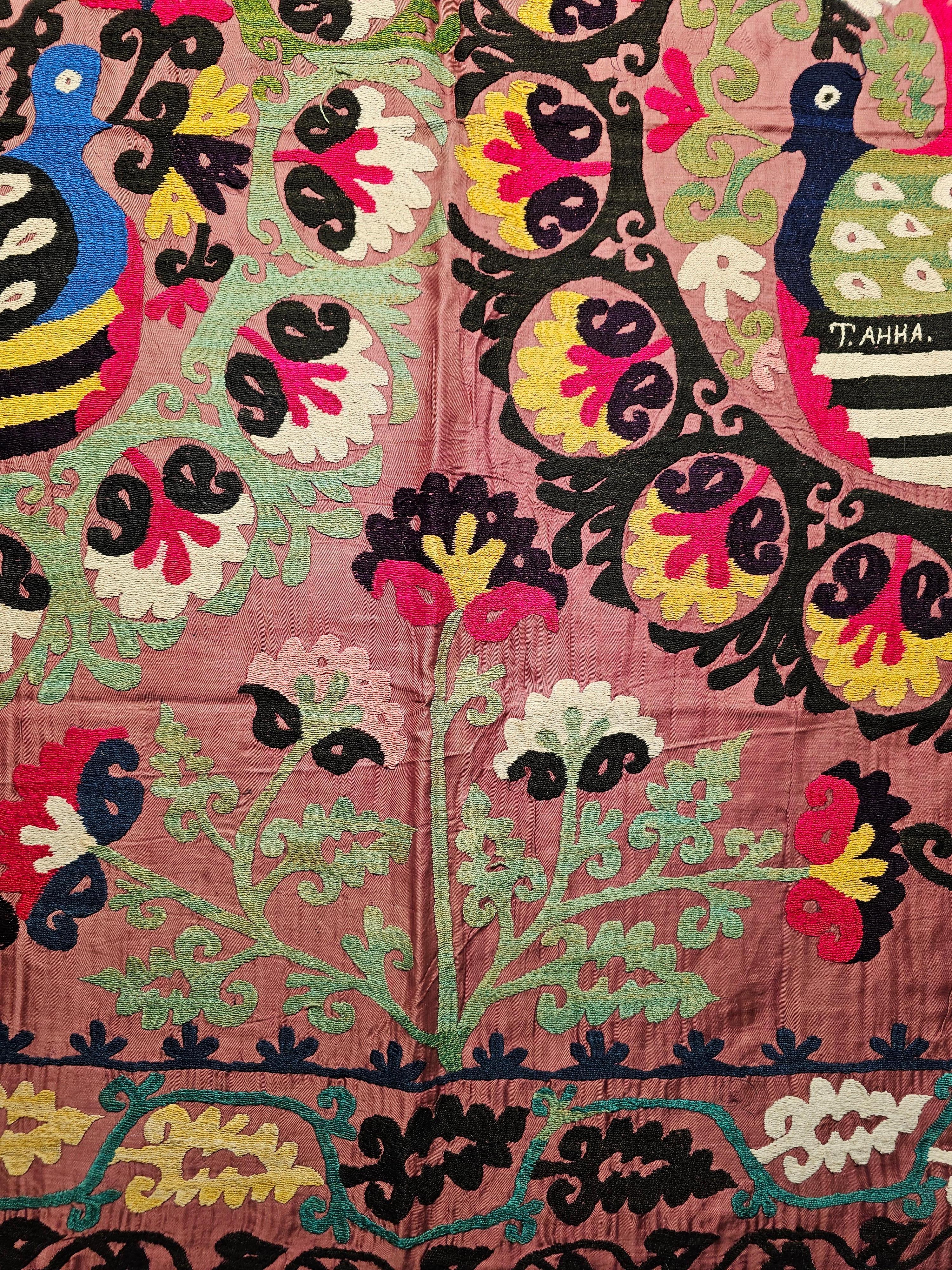 Vintage Suzani-Wandteppich aus Seide, handbestickt, mit einem Paar Teilridges aus Seide  (Baumwolle) im Angebot