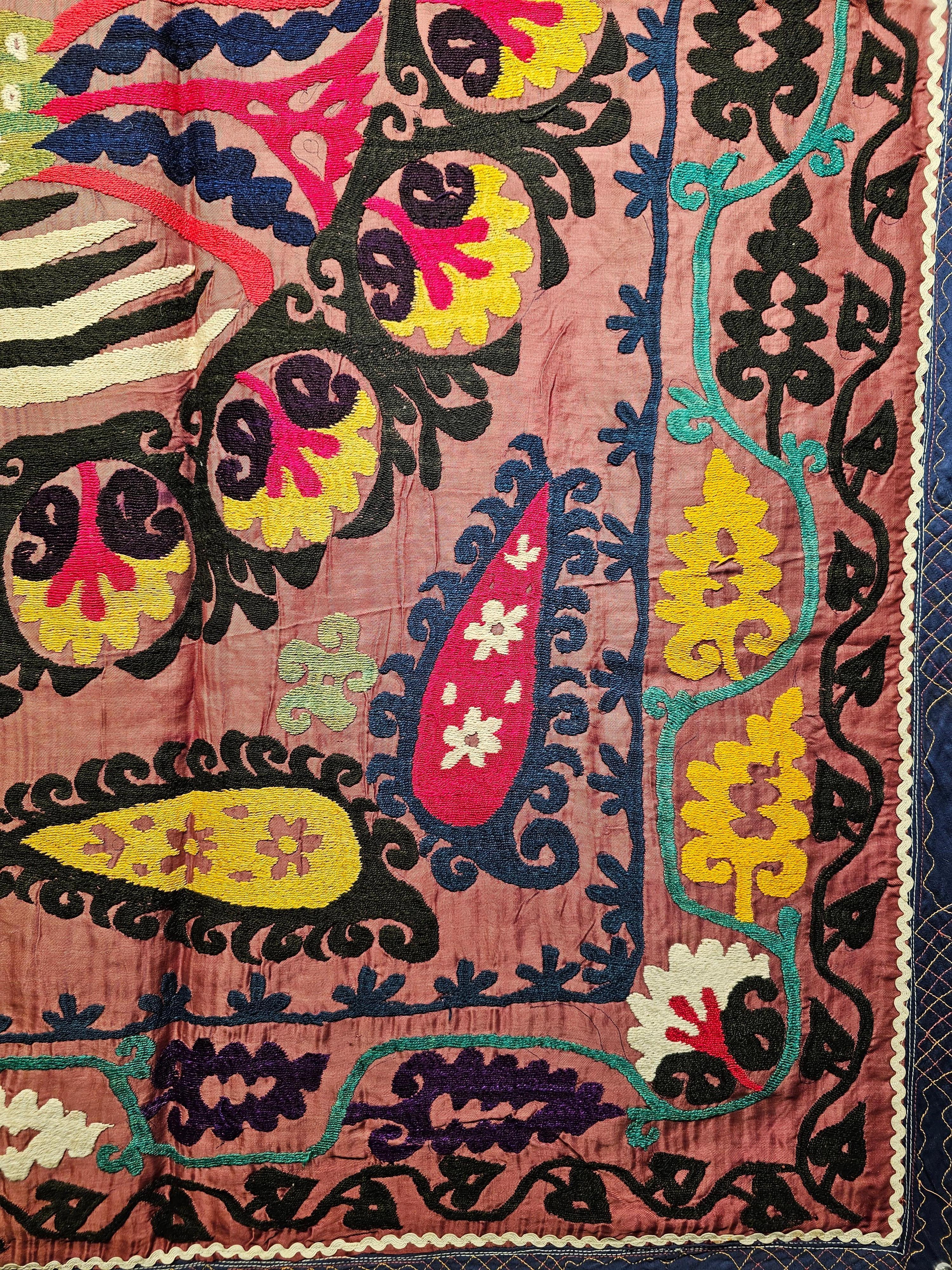 Vintage Suzani-Wandteppich aus Seide, handbestickt, mit einem Paar Teilridges aus Seide  im Angebot 1