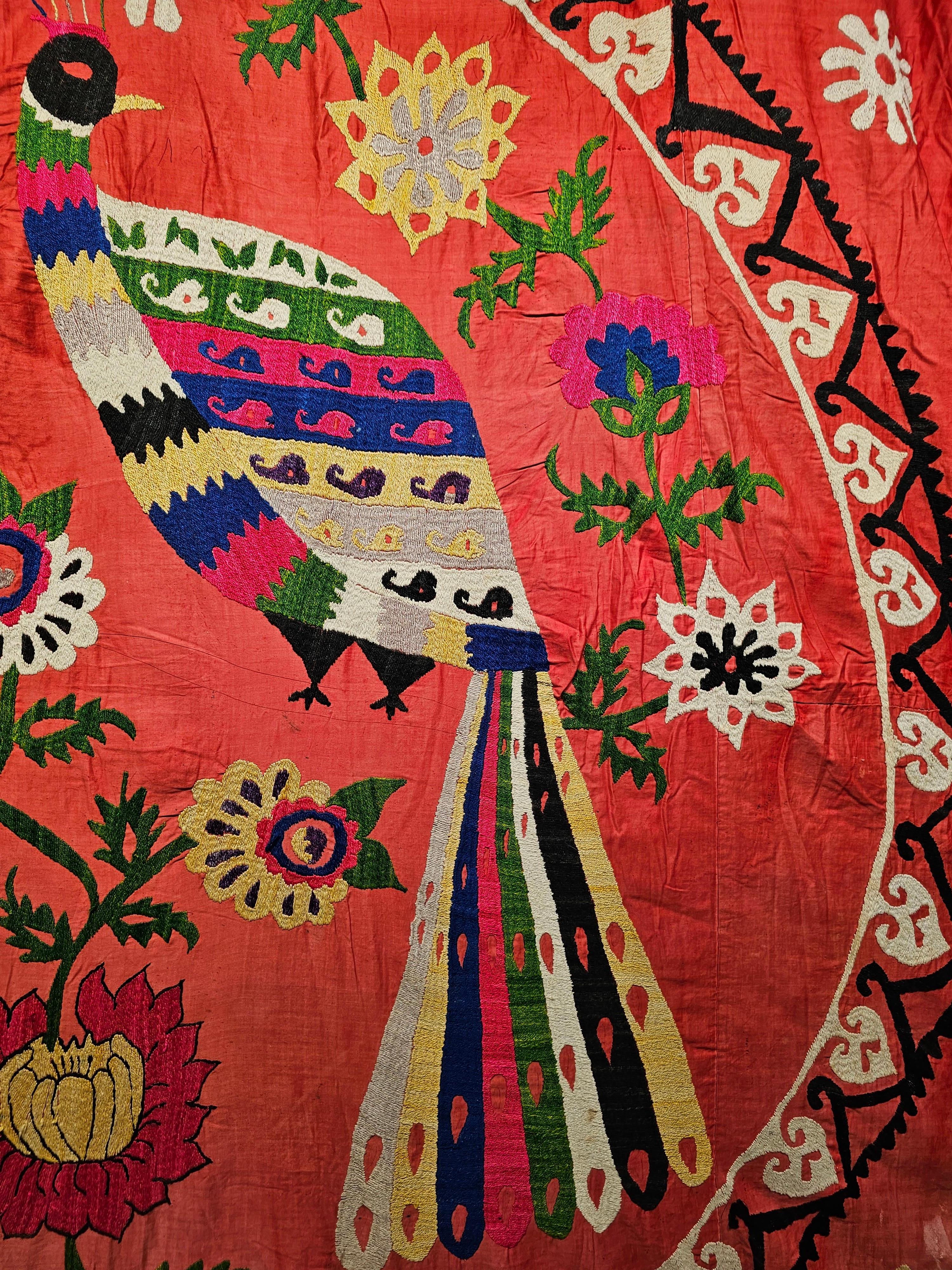 Handbestickter Suzani-Wandteppich aus Seide mit einem Pfauenpaar  (Baumwolle) im Angebot