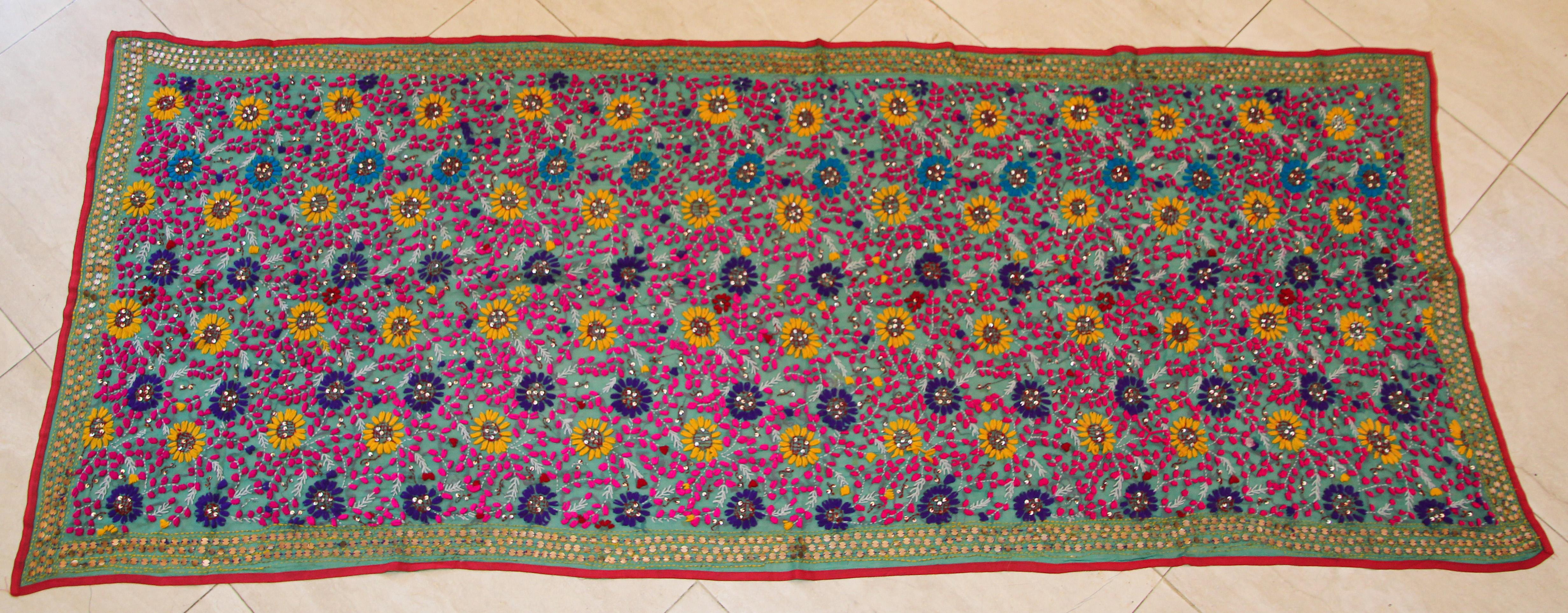 Suzani-Stickerei auf blauem Hintergrund mit gelbem, rosa und türkisfarbenem Muster im Angebot 6