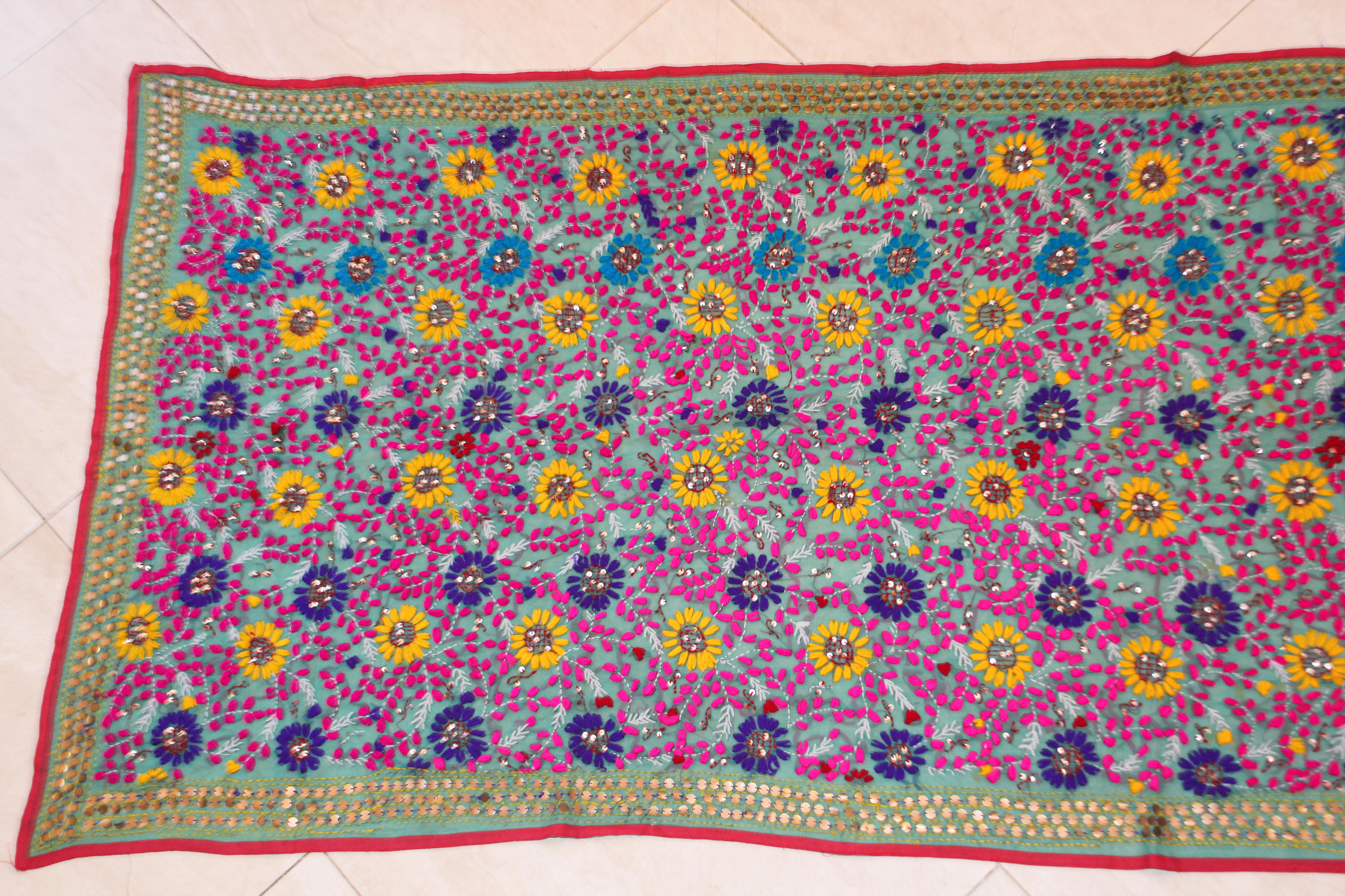 Suzani-Stickerei auf blauem Hintergrund mit gelbem, rosa und türkisfarbenem Muster im Angebot 7