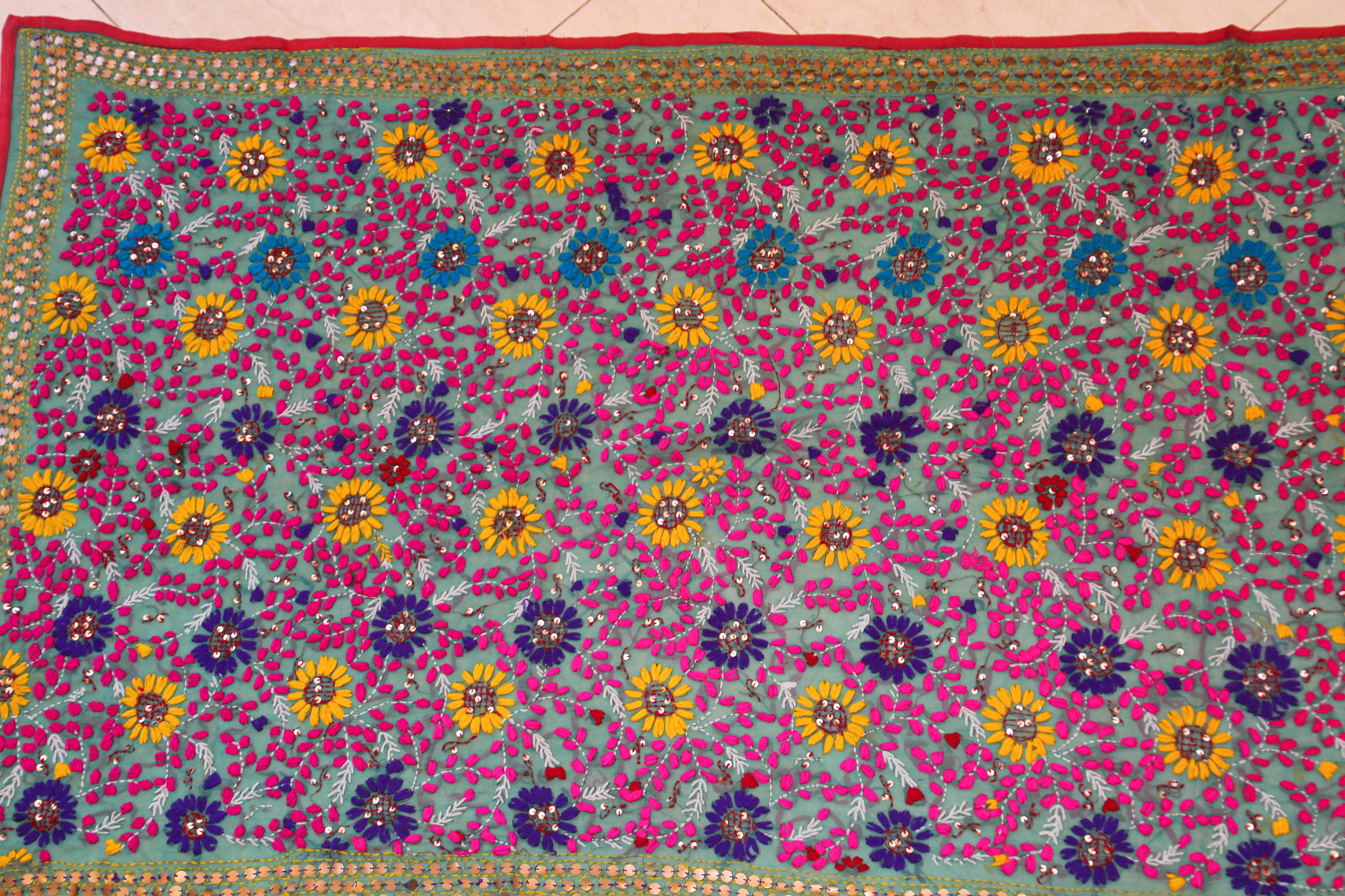 Suzani-Stickerei auf blauem Hintergrund mit gelbem, rosa und türkisfarbenem Muster im Angebot 8