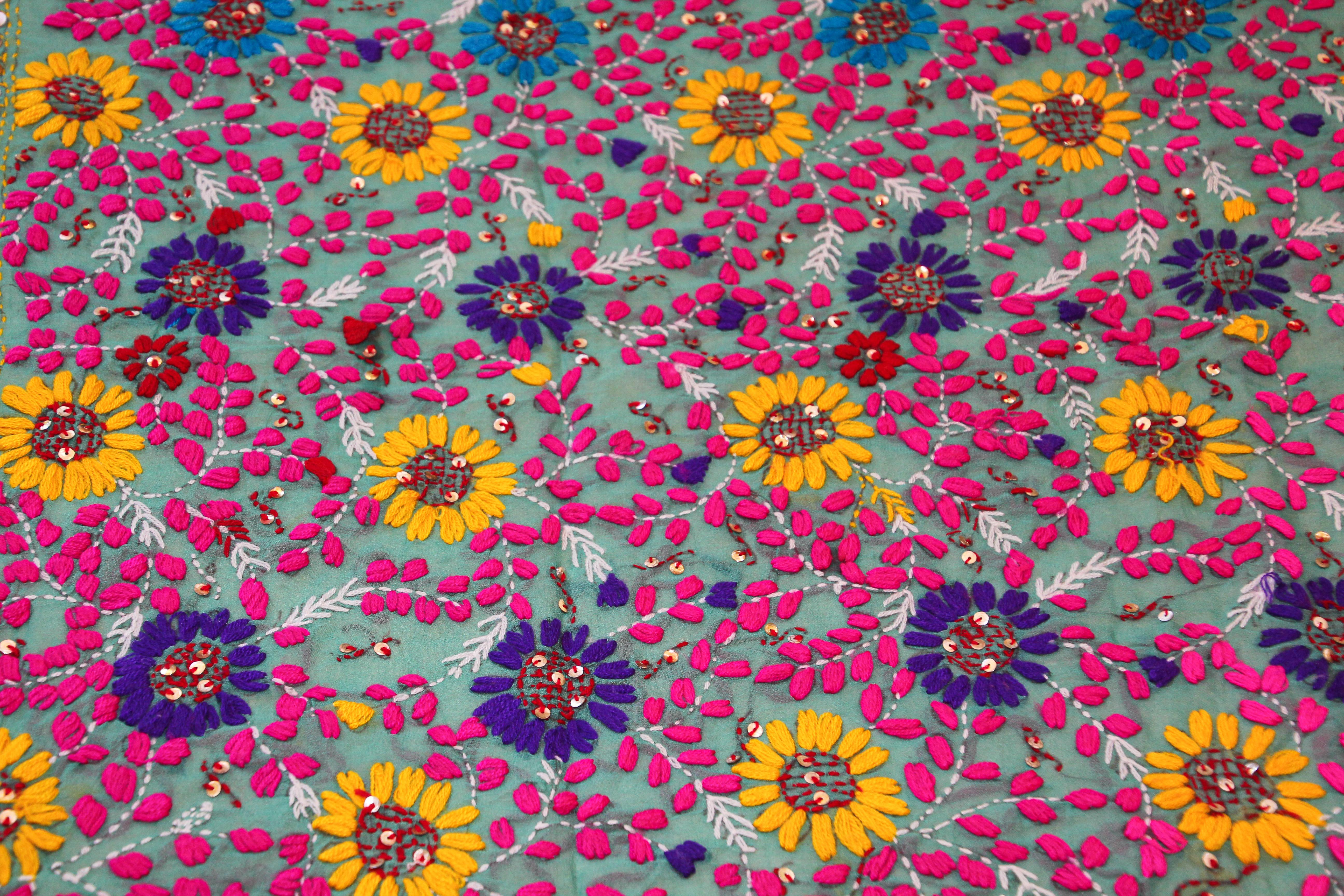 Suzani-Stickerei auf blauem Hintergrund mit gelbem, rosa und türkisfarbenem Muster im Angebot 9